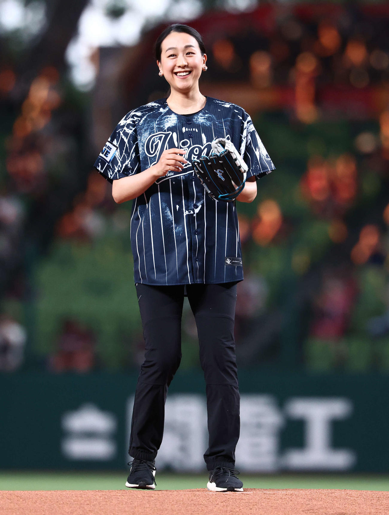西武対楽天　開始前、始球式を務める浅田真央さん（撮影・河田真司）