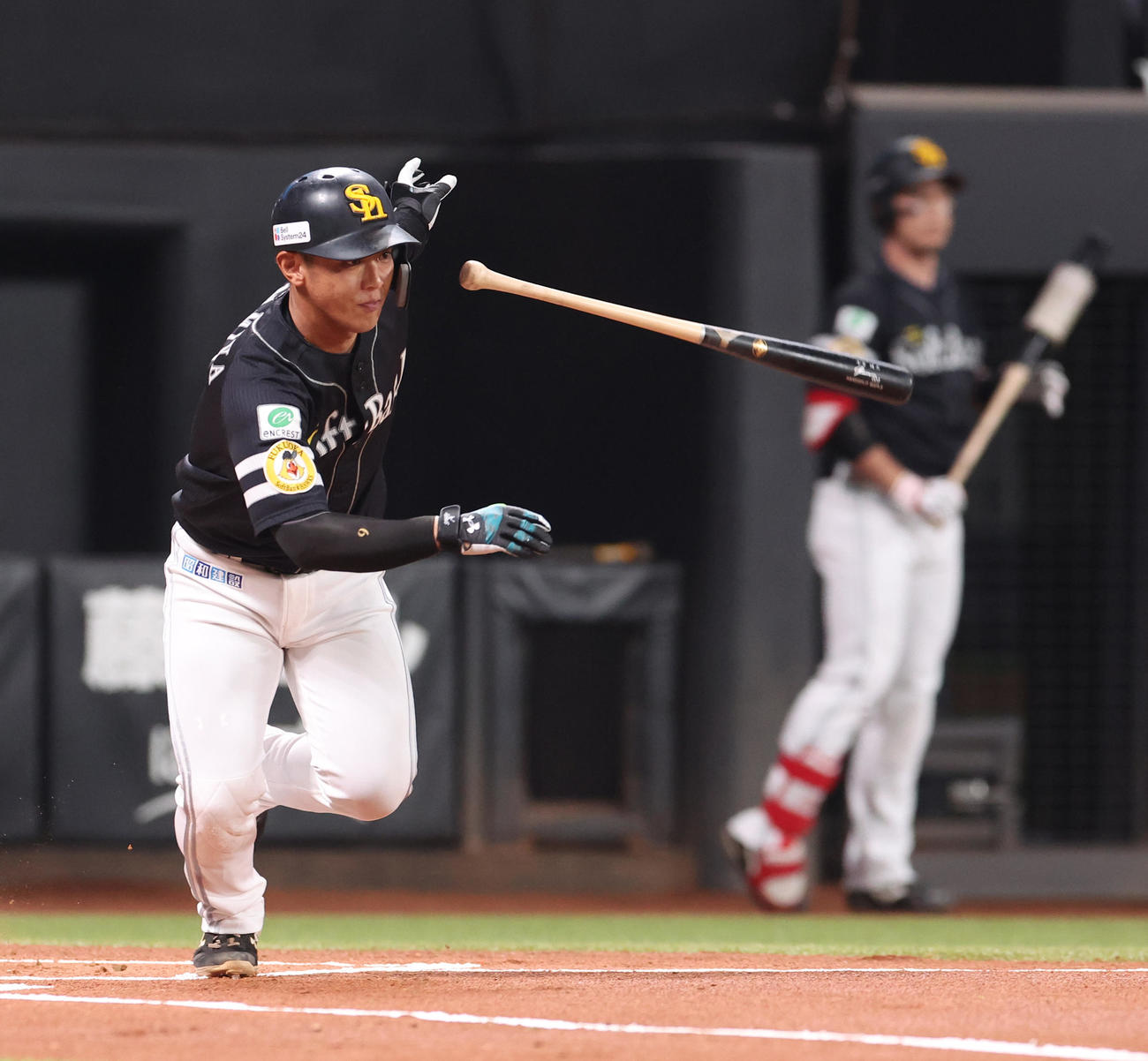 日本ハム対ソフトバンク　1回表ソフトバンク1死、今宮は右前打を放つ（撮影・佐藤翔太）