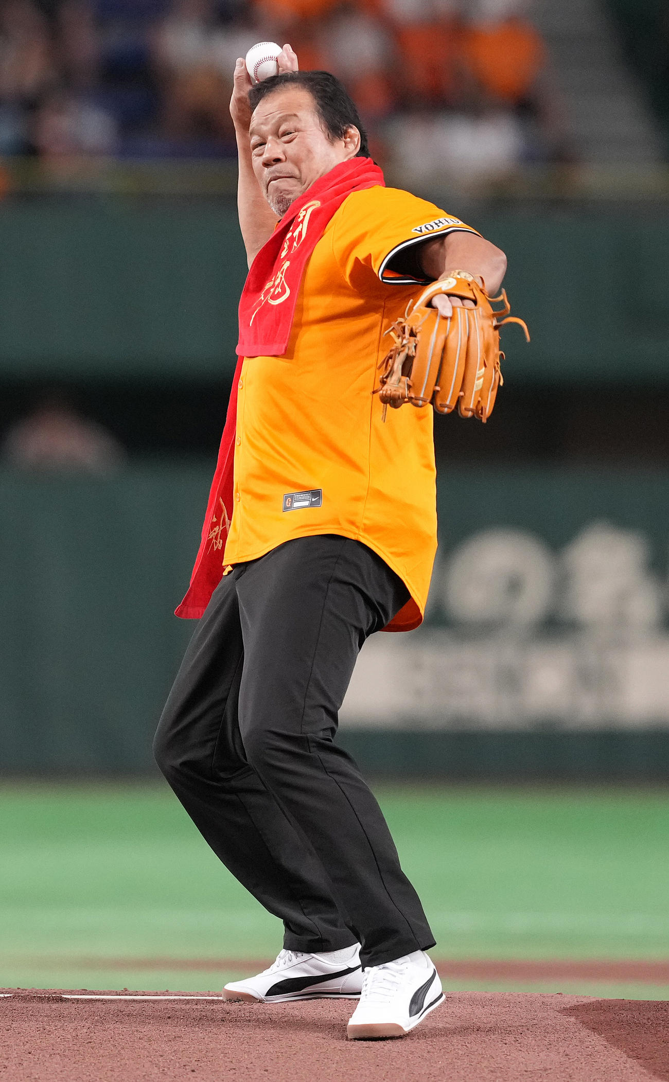 巨人対中日　ファーストピッチで投球する藤波辰爾（撮影・鈴木みどり）