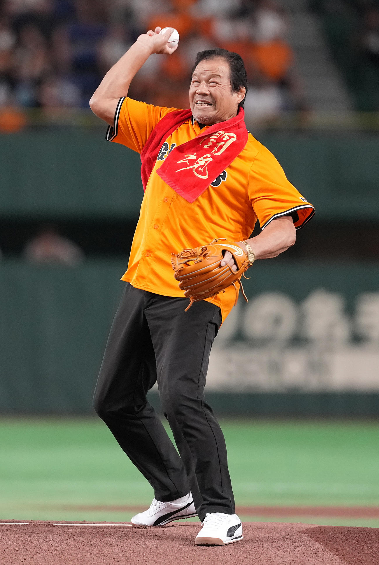 巨人対中日　ファーストピッチで投球する藤波辰爾（撮影・鈴木みどり）