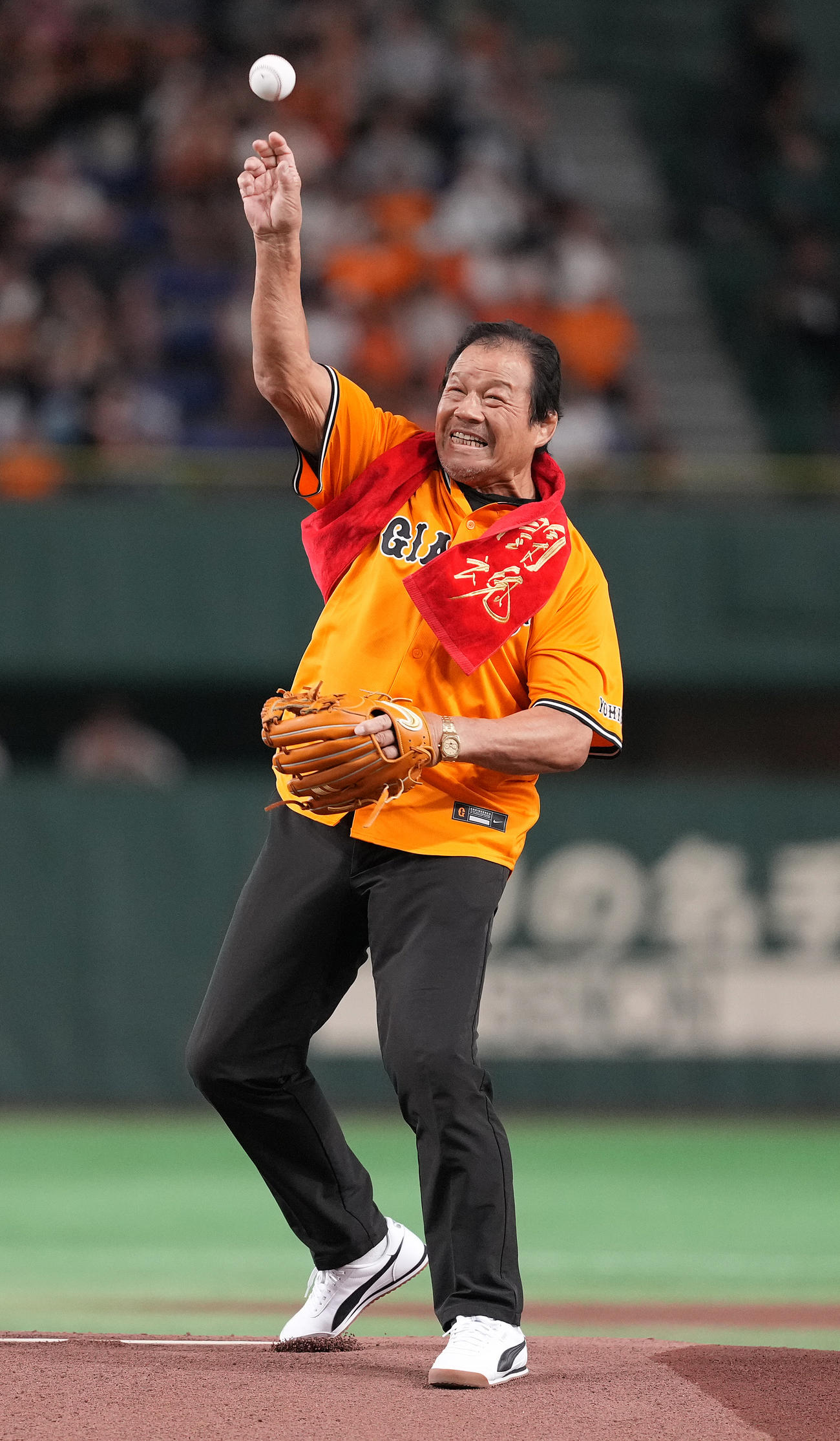 巨人対中日　ファーストピッチで投球する藤波辰爾（撮影・鈴木みどり）