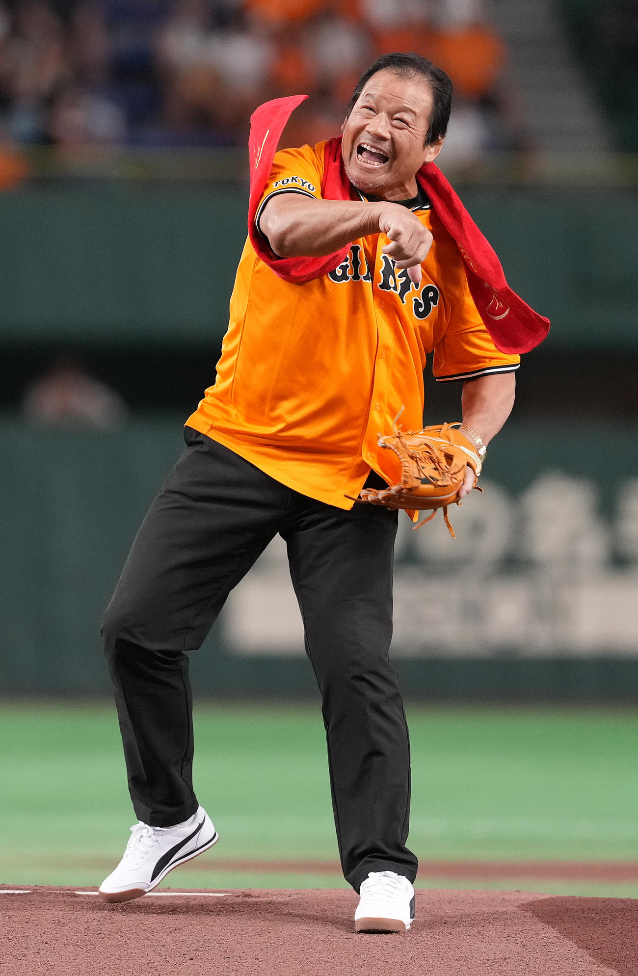 巨人対中日　ファーストピッチで投球する藤波辰爾（撮影・鈴木みどり）