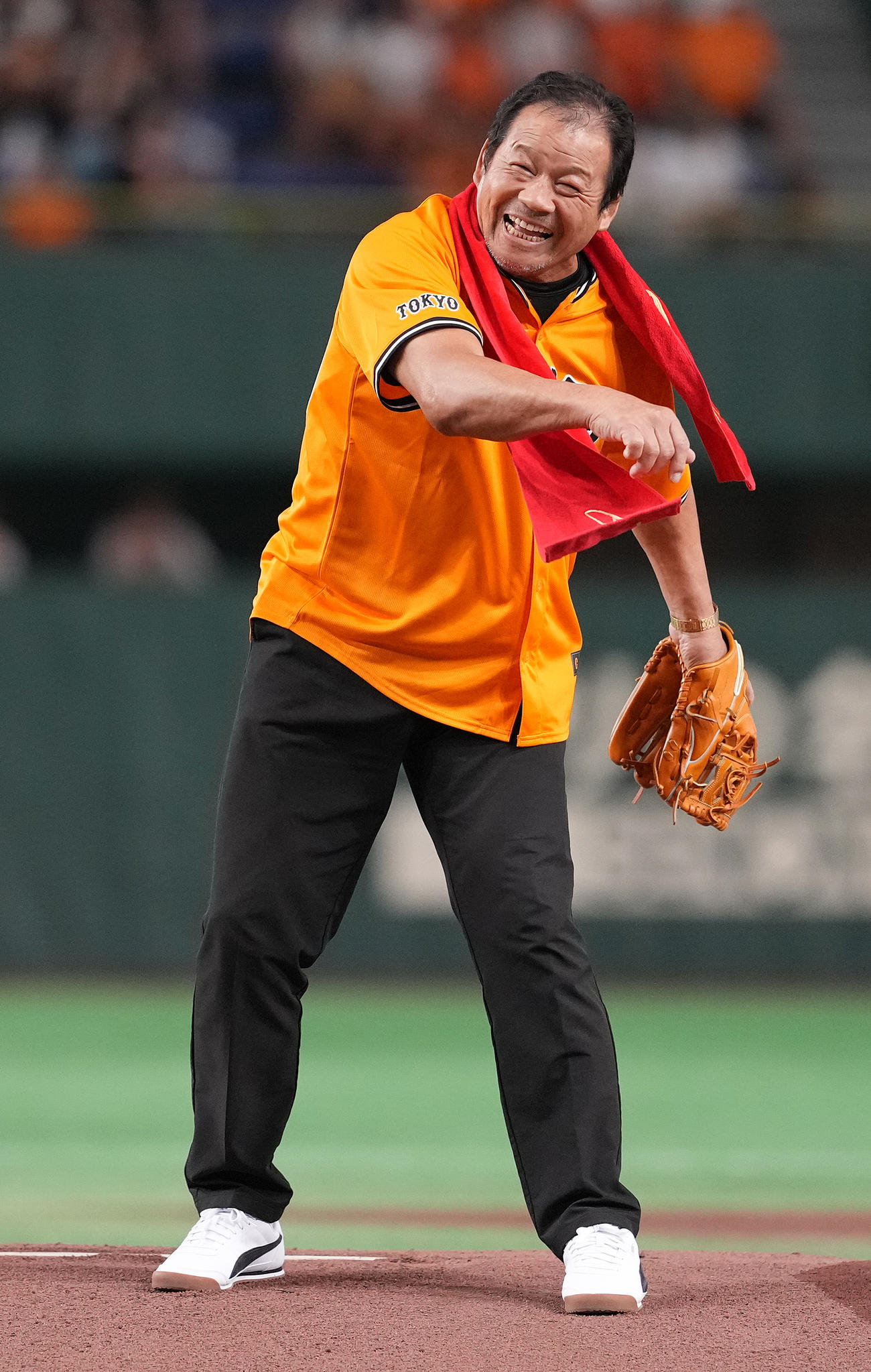 巨人対中日　ファーストピッチで投球する藤波辰爾（撮影・鈴木みどり）