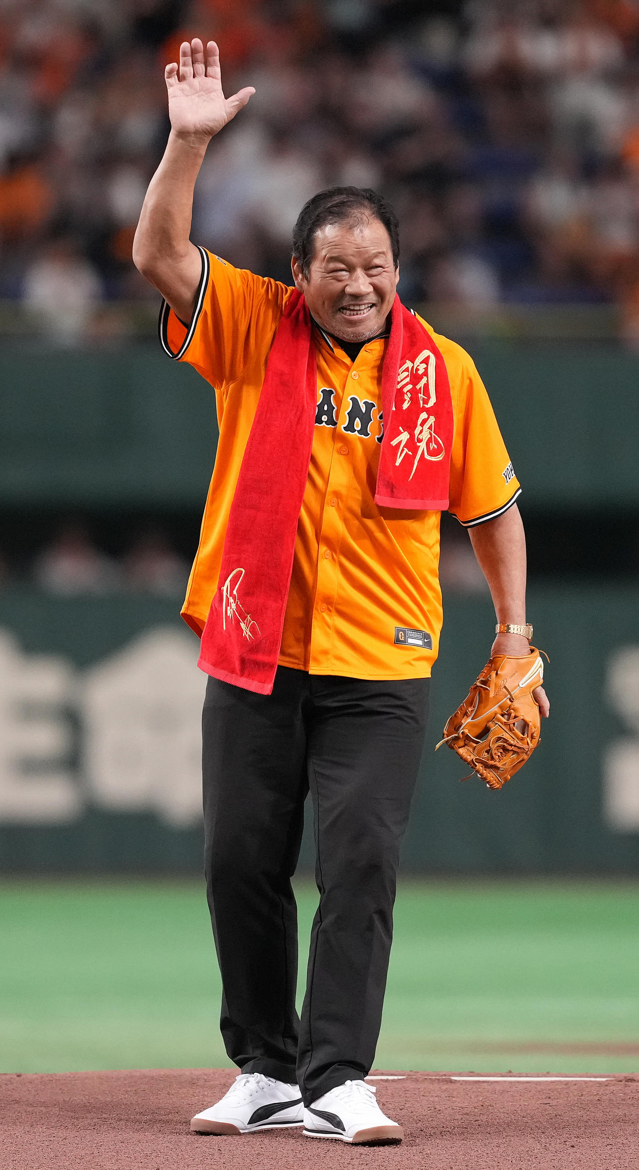 巨人対中日　ファーストピッチで投球し、声援に応える藤波辰爾（撮影・鈴木みどり）