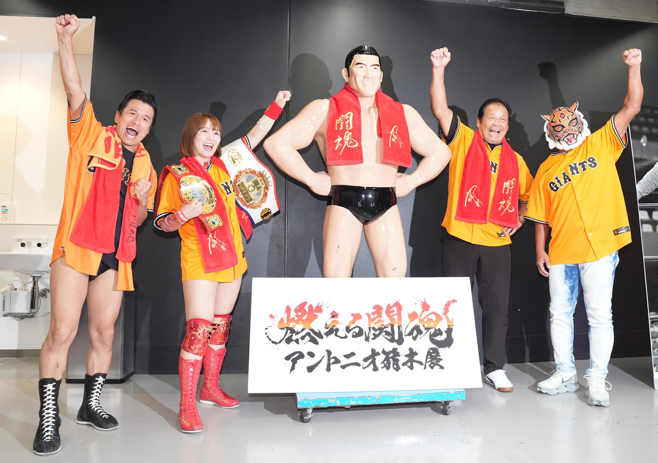 アントニオ猪木像の横で記念撮影する、左からアントニオ小猪木、Sareee、藤波辰爾、タイガーマスク（撮影・鈴木みどり）