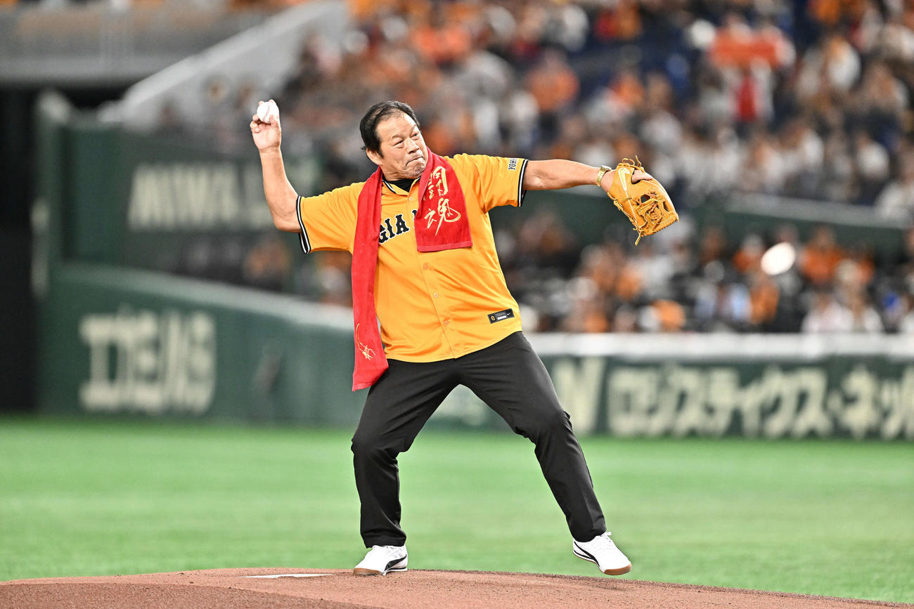 巨人対中日　ファーストピッチセレモニーで投球する藤波（撮影・滝沢徹郎）