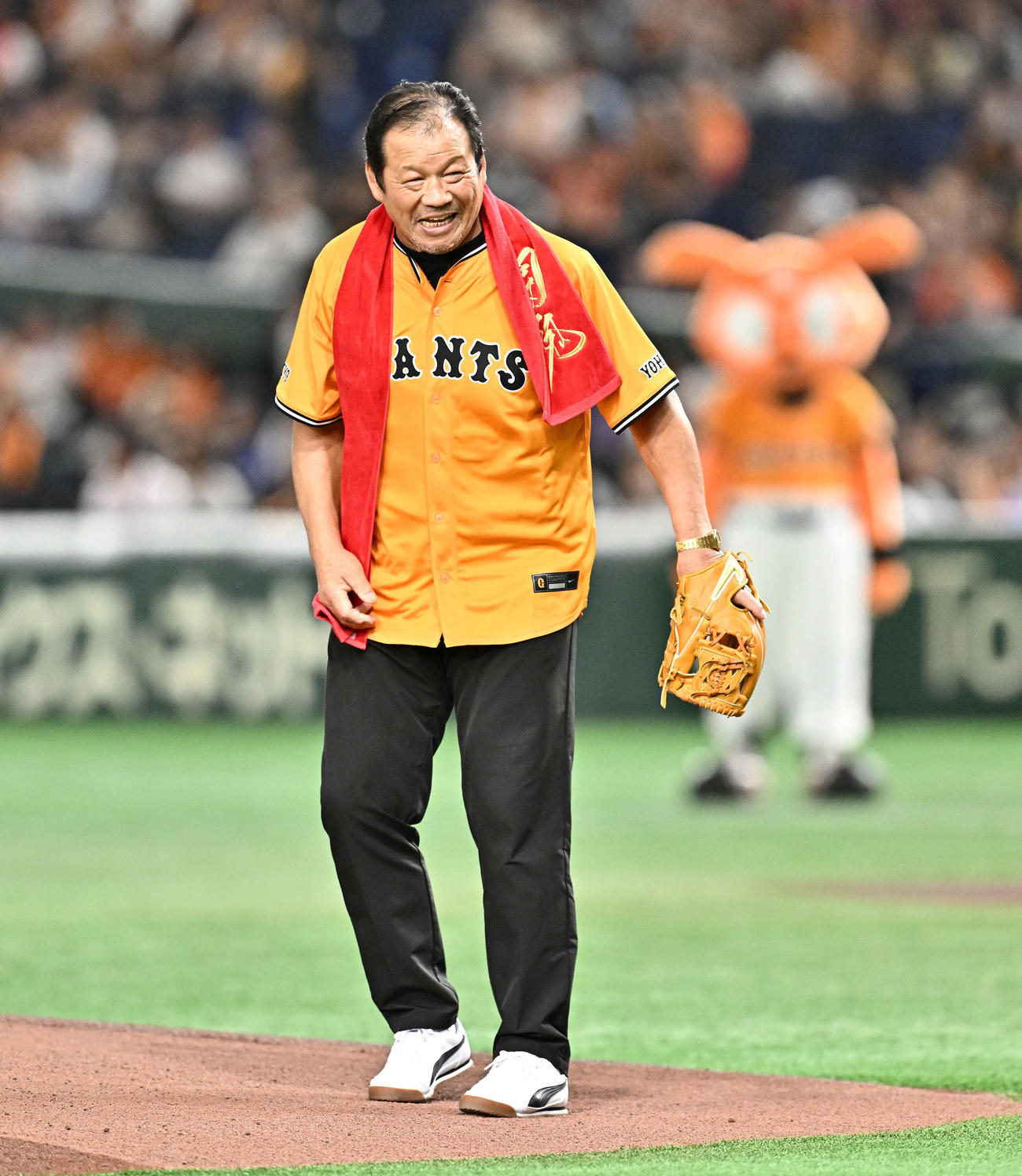 巨人対中日　ファーストピッチセレモニーの投球を終えた藤波（撮影・滝沢徹郎）