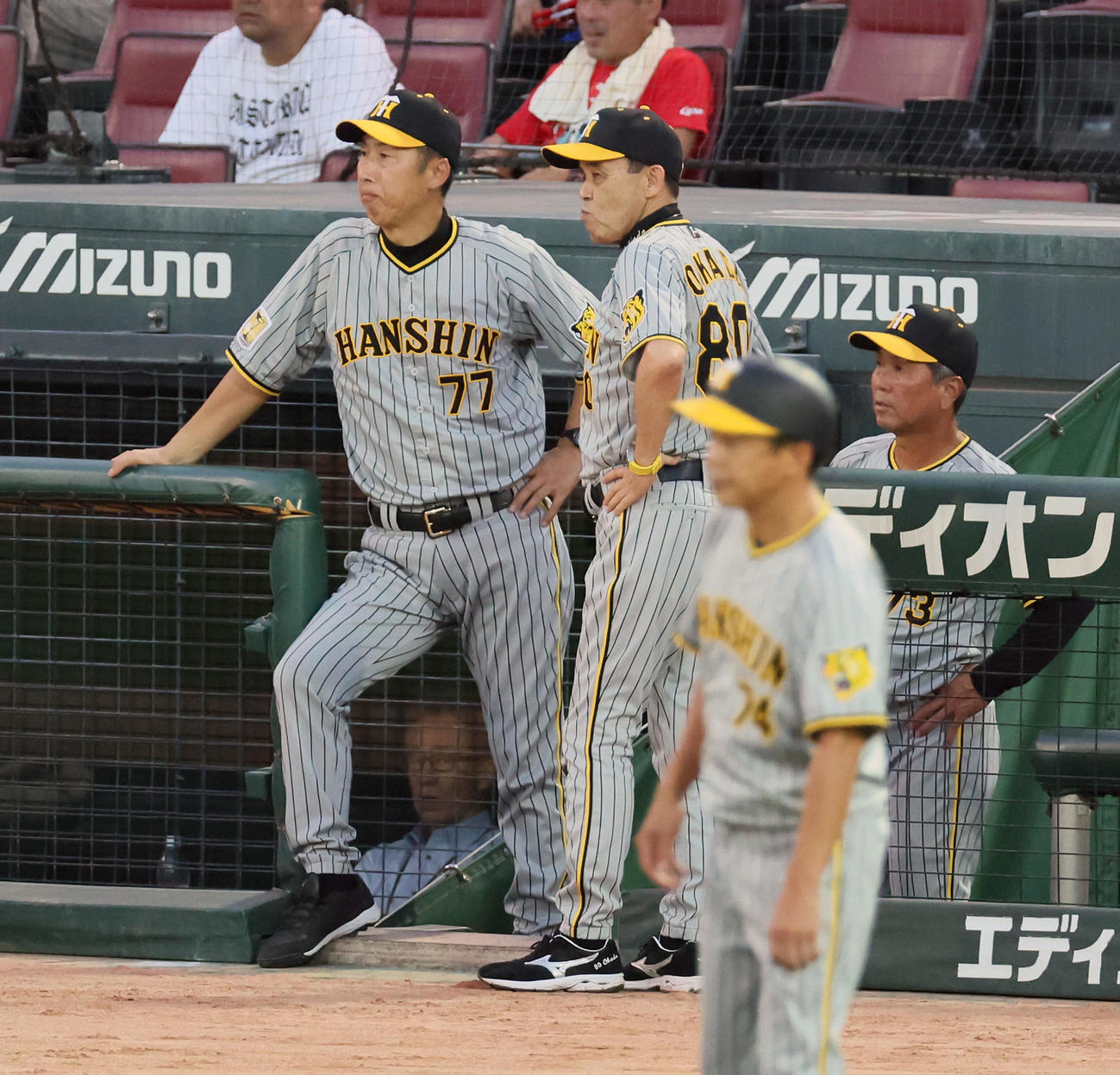 広島対阪神　3回表阪神2死一塁、死球を受けた佐藤輝にベンチを飛び出した岡田監督（撮影・加藤哉）
