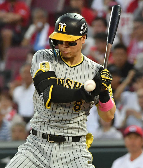 【阪神】痛っ！佐藤輝明が右手に死球　玉村昇悟には客席から怒号も…佐藤輝はプレー続行