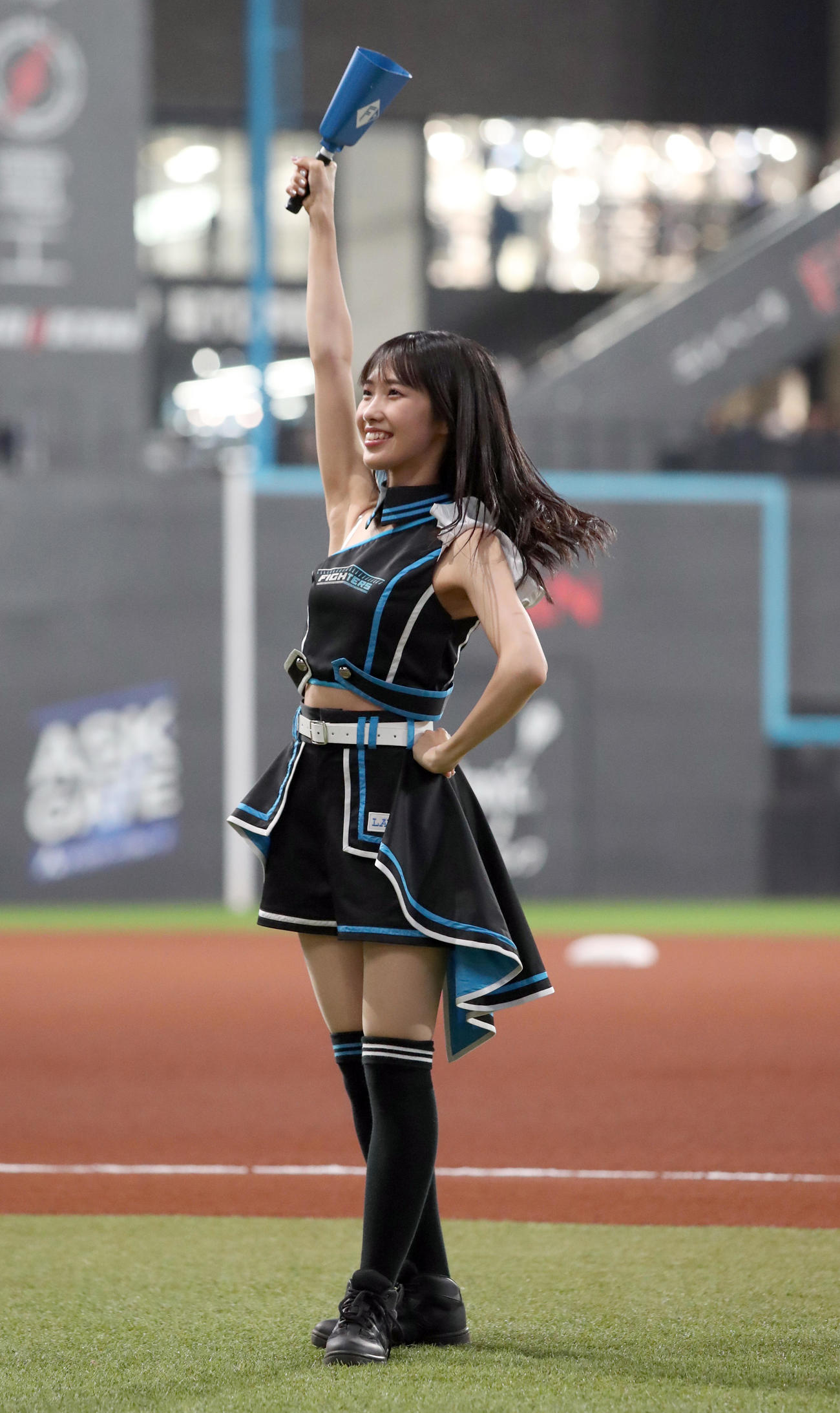 日本ハム対ソフトバンク　エスコンフィールド1周年ユニホームでグラウンドに現れるファイターズガールの西崎光（撮影・佐藤翔太）