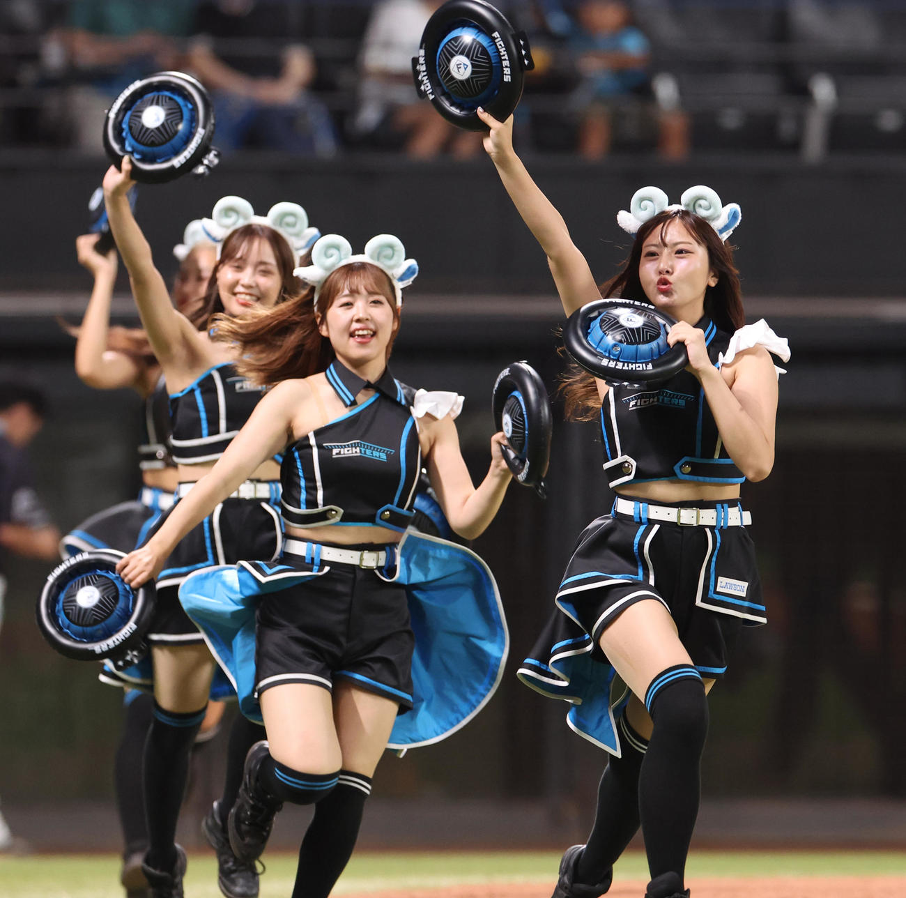 日本ハム対ソフトバンク　10回表、「ジンギスカンダンス」を披露するファイターズガール（撮影・佐藤翔太）