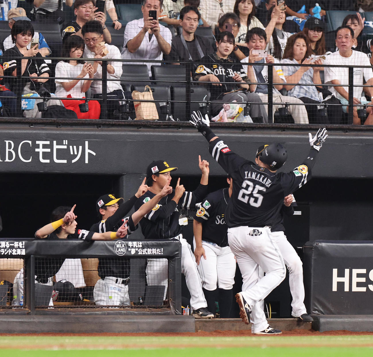 日本ハム対ソフトバンク　4回表ソフトバンク無死、山川は左越え本塁打を放ち「どすこいポーズ」をする（撮影・佐藤翔太）