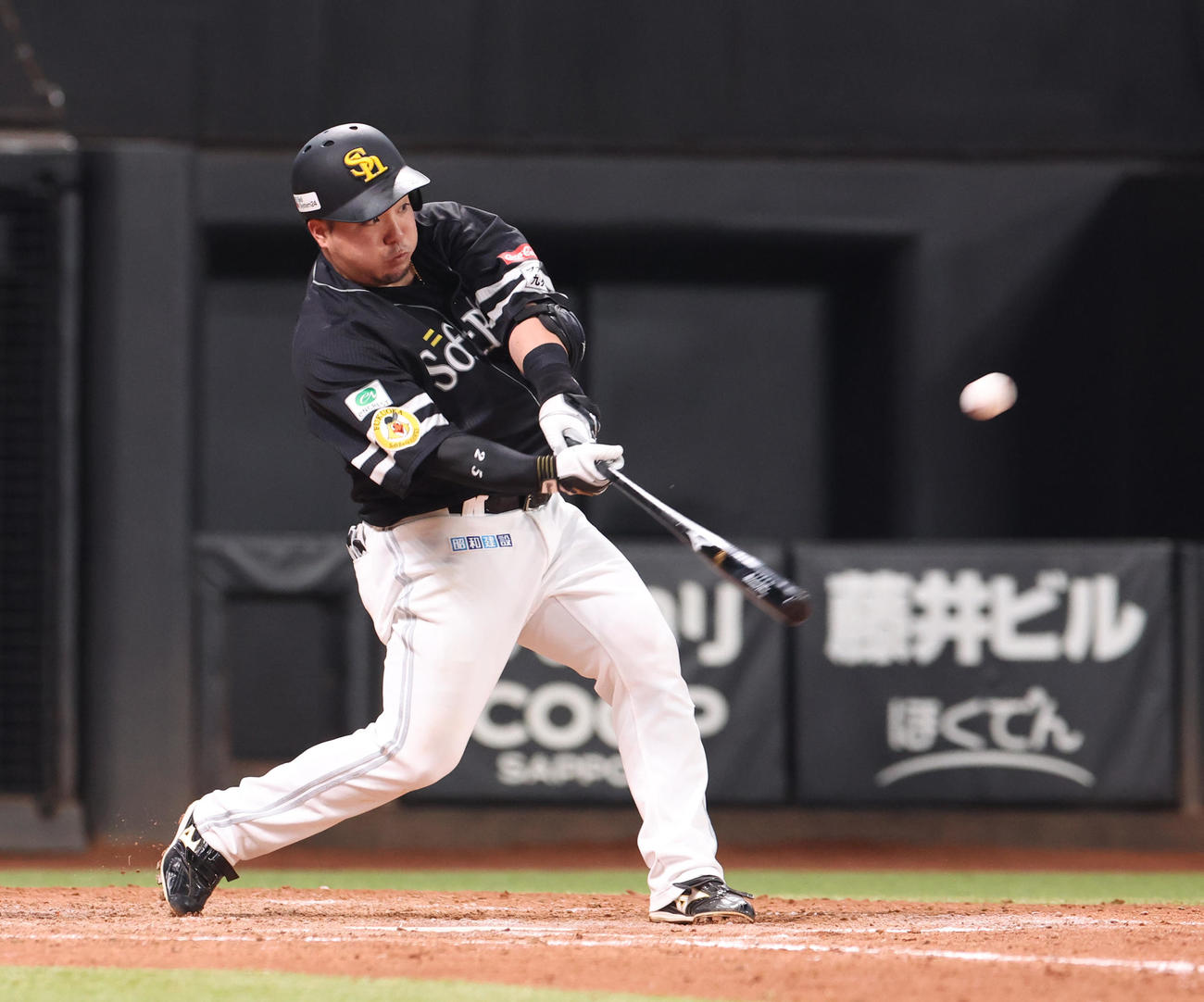 日本ハム対ソフトバンク　4回表ソフトバンク無死、山川は左越え本塁打を放つ（撮影・佐藤翔太）
