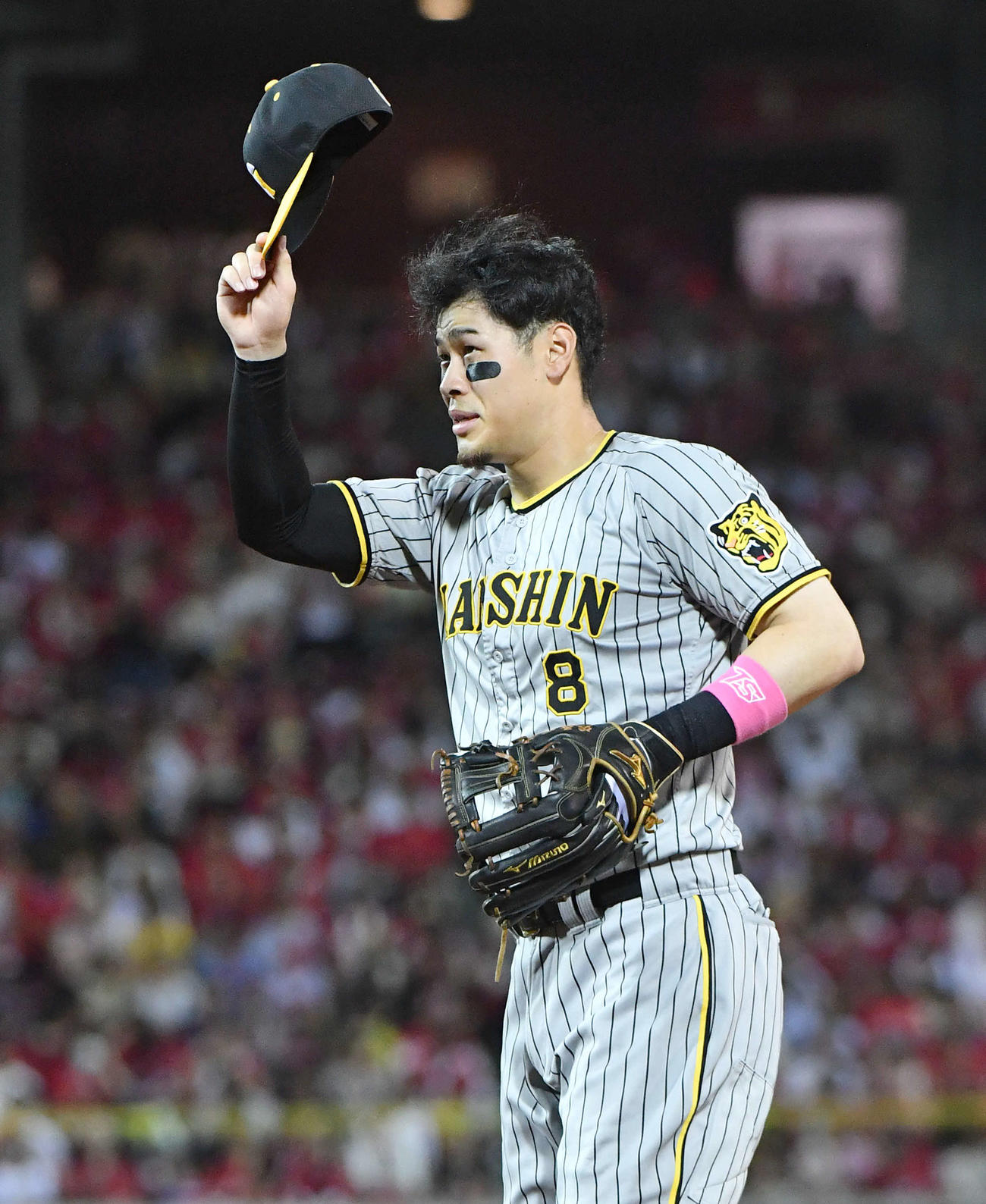 広島対阪神　5回表終了後に三塁の守備につき、スタンドの阪神ファンからの声援に一礼する佐藤輝（撮影・岩下翔太）