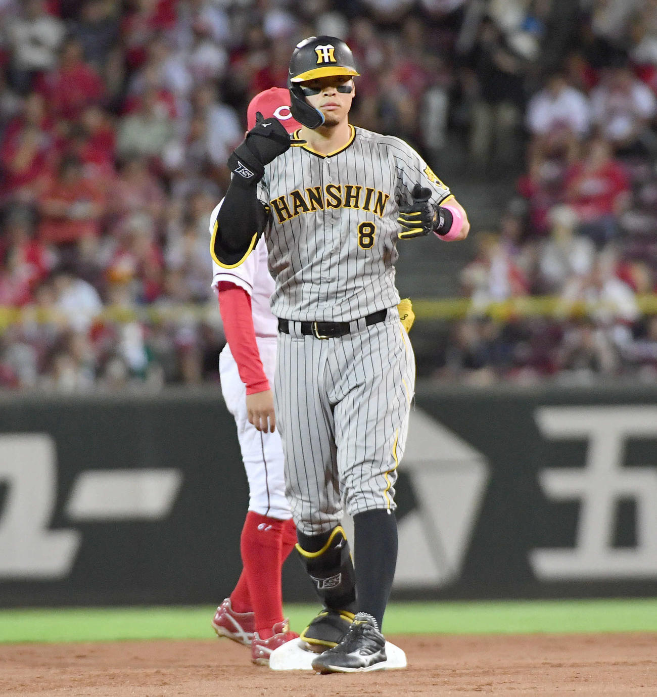 広島対阪神　5回表阪神2死二塁、適時右二塁打を放ち、ベンチに向かってポーズをとる佐藤輝（撮影・岩下翔太）