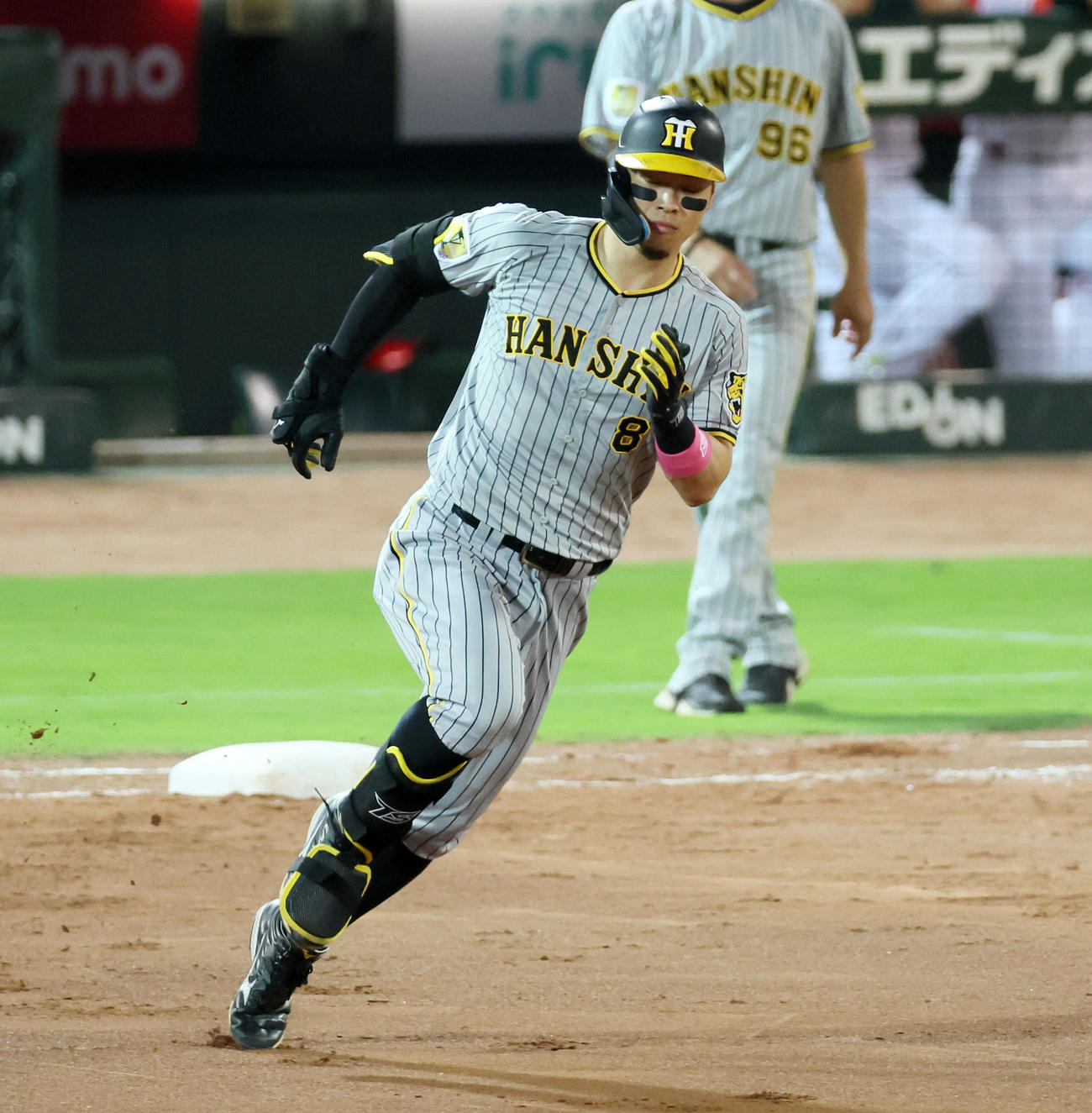 広島対阪神　5回表阪神2死二塁、佐藤輝は右適時二塁打を放つ（撮影・加藤哉）