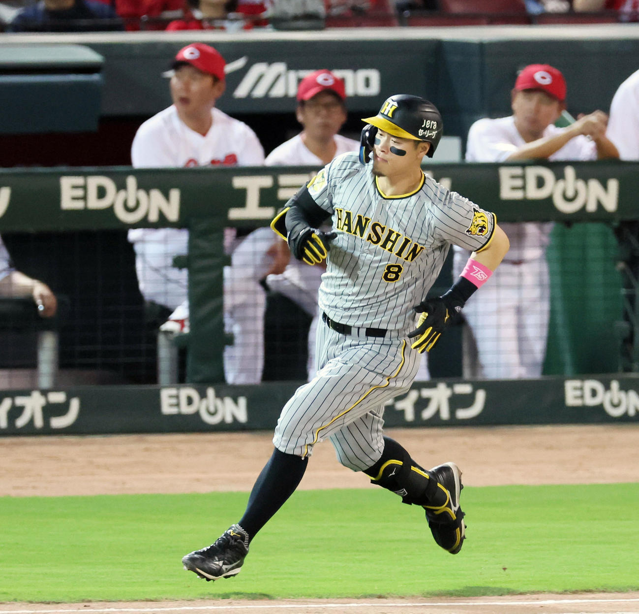 広島対阪神　5回表阪神2死二塁、佐藤輝は右適時二塁打を放つ（撮影・加藤哉）