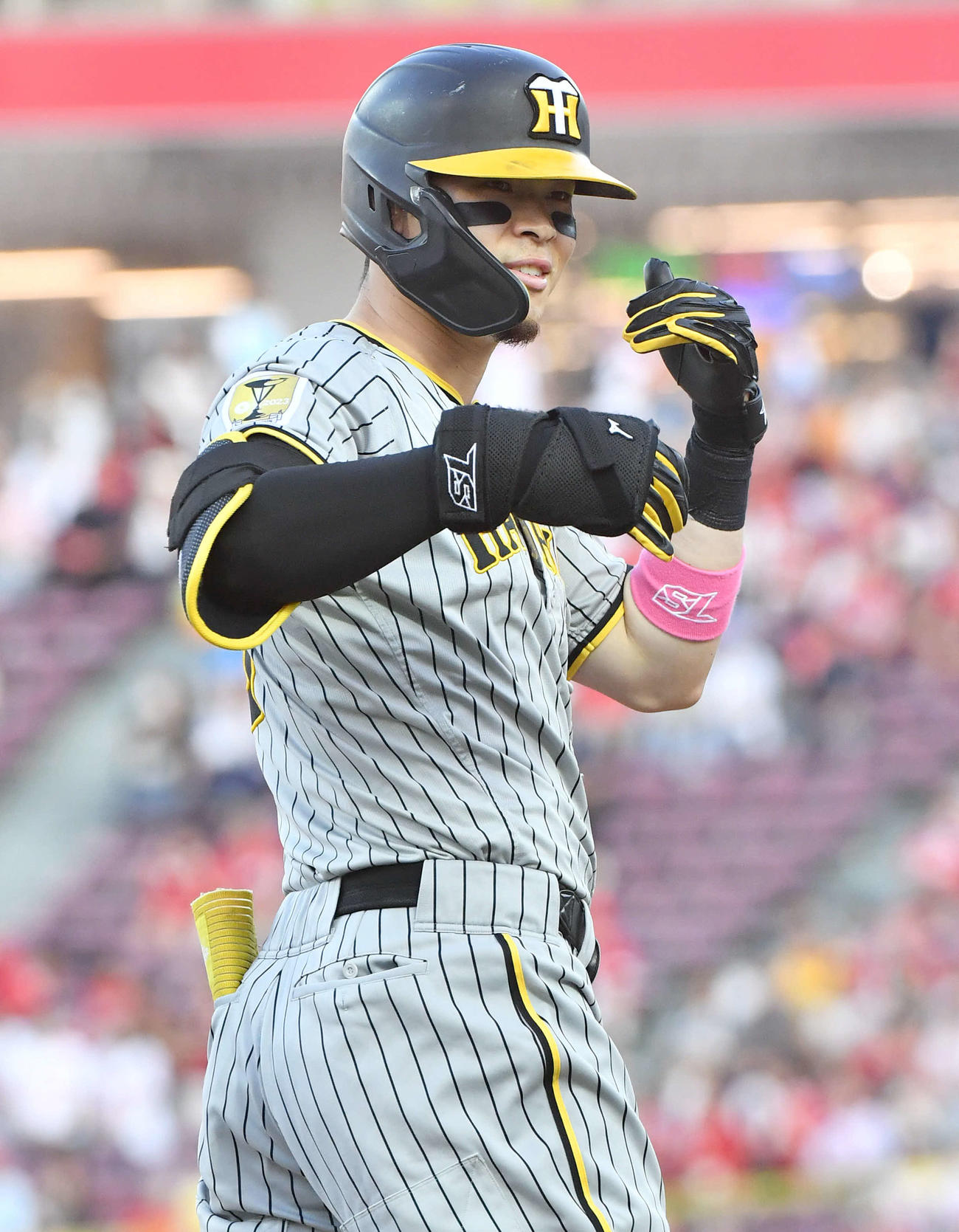 広島対阪神　1回表阪神2死三塁、先制中三塁打を放ち、ベンチに向かってポーズをとる佐藤輝（撮影・岩下翔太）