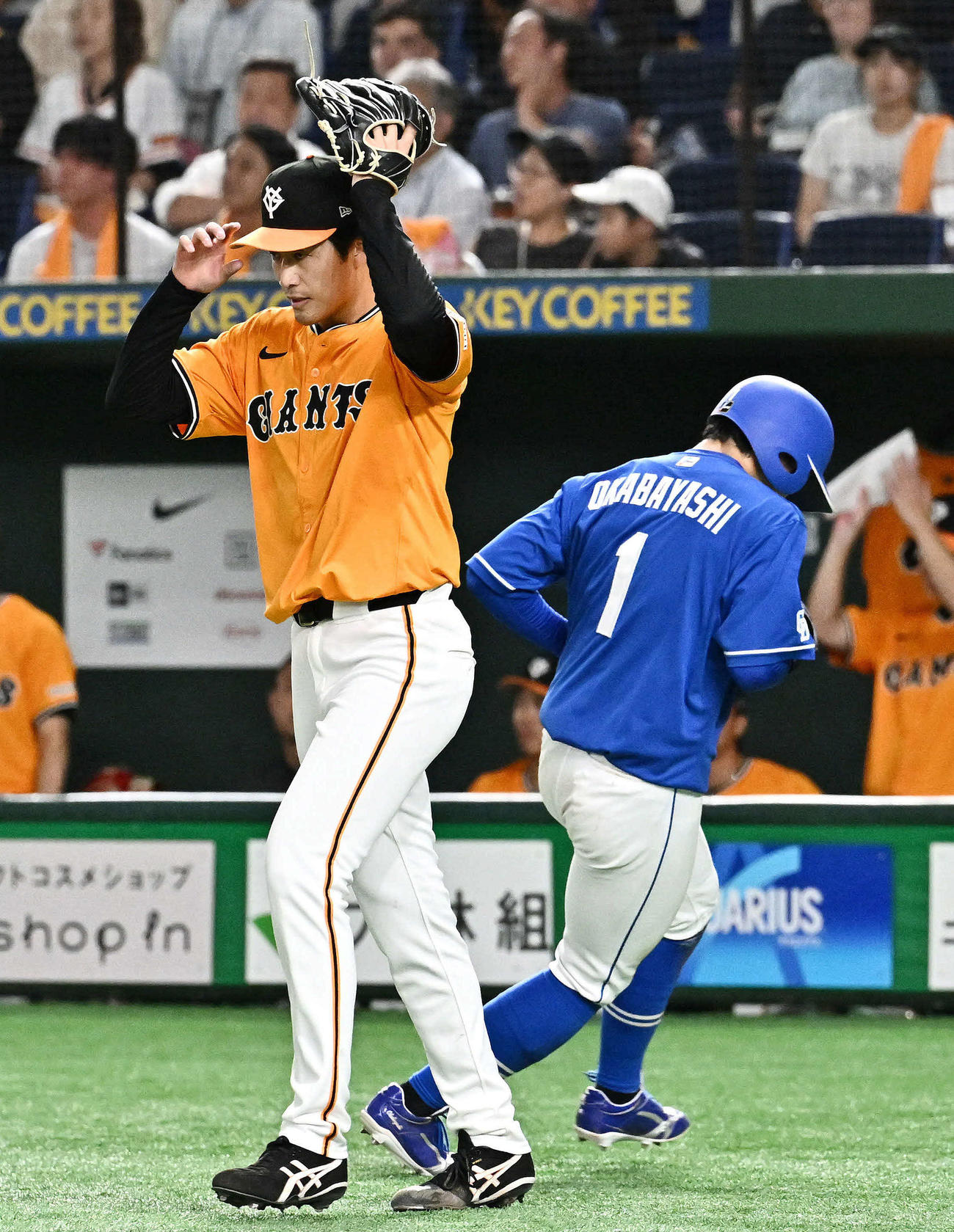 巨人対中日　5回表中日1死二、三塁、石川昂に犠飛を放した西舘（中央）（撮影・滝沢徹郎）