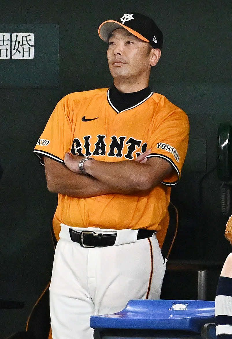 巨人対中日　ベンチで浮かない表情の巨人阿部監督（撮影・滝沢徹郎）　