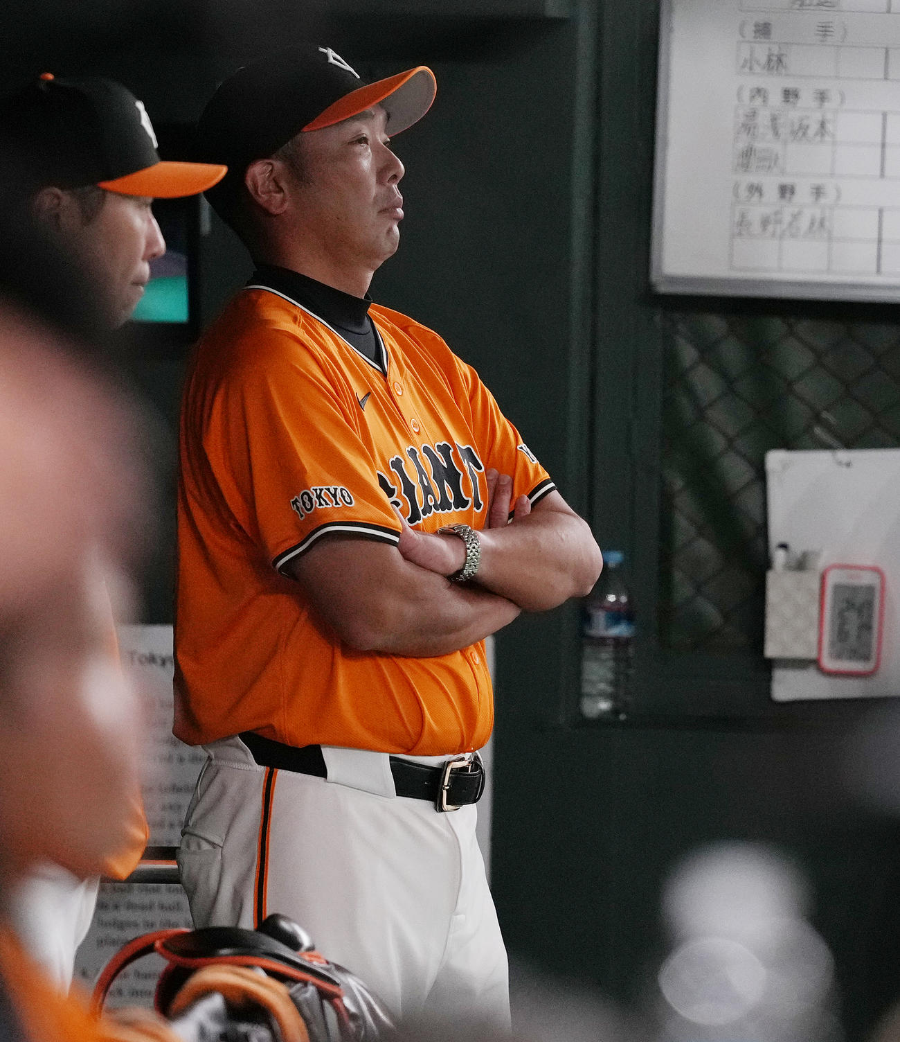 巨人対中日　ベンチで腕を組む巨人阿部監督（撮影・鈴木みどり）