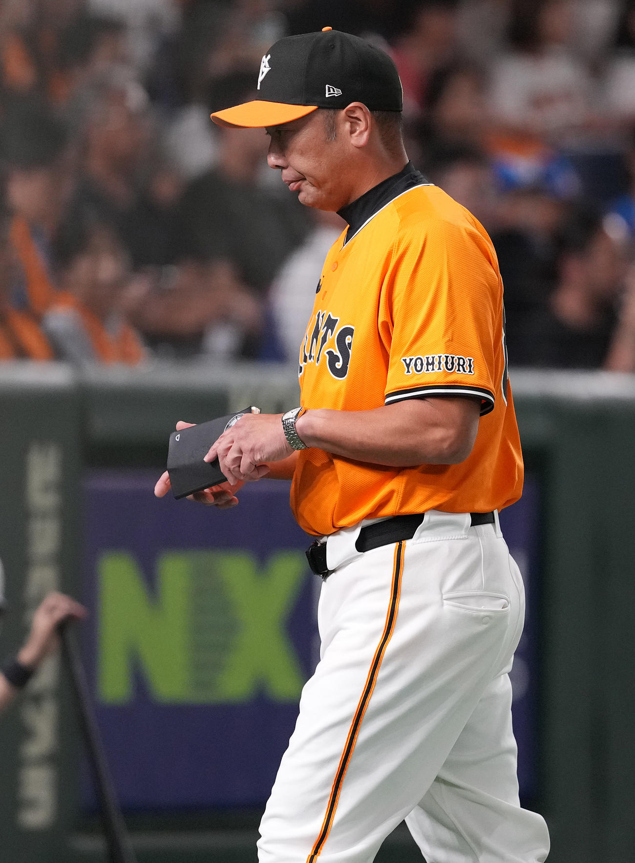巨人対中日　6回表の選手交代を告げベンチへ戻る巨人阿部監督（撮影・鈴木みどり）