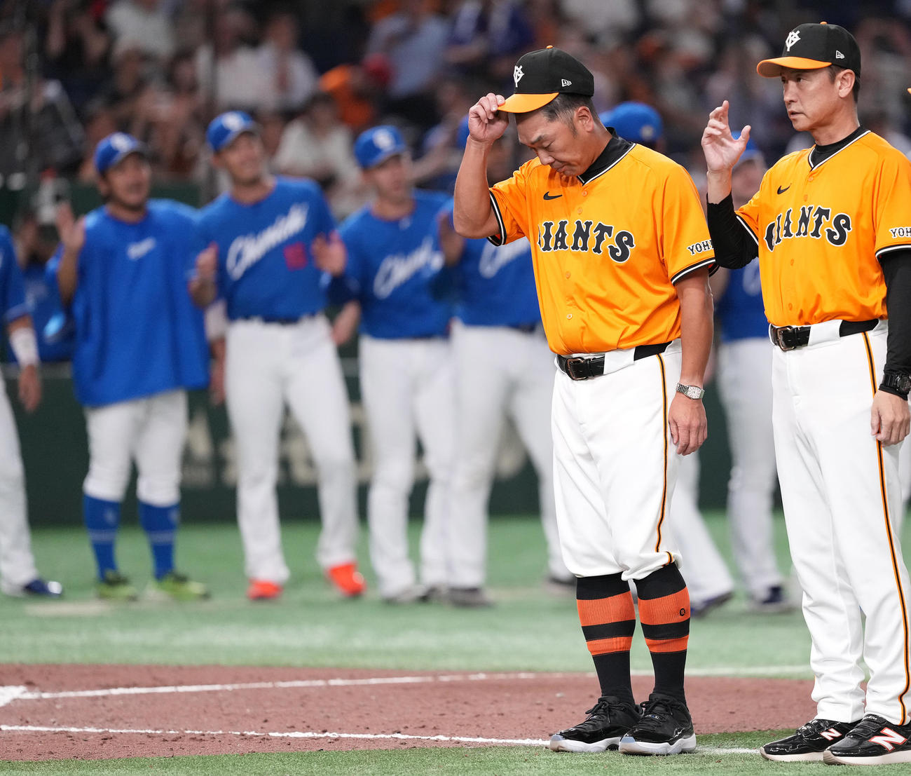 巨人対中日　中日に敗れ、整列する巨人阿部監督（左）（撮影・鈴木みどり）