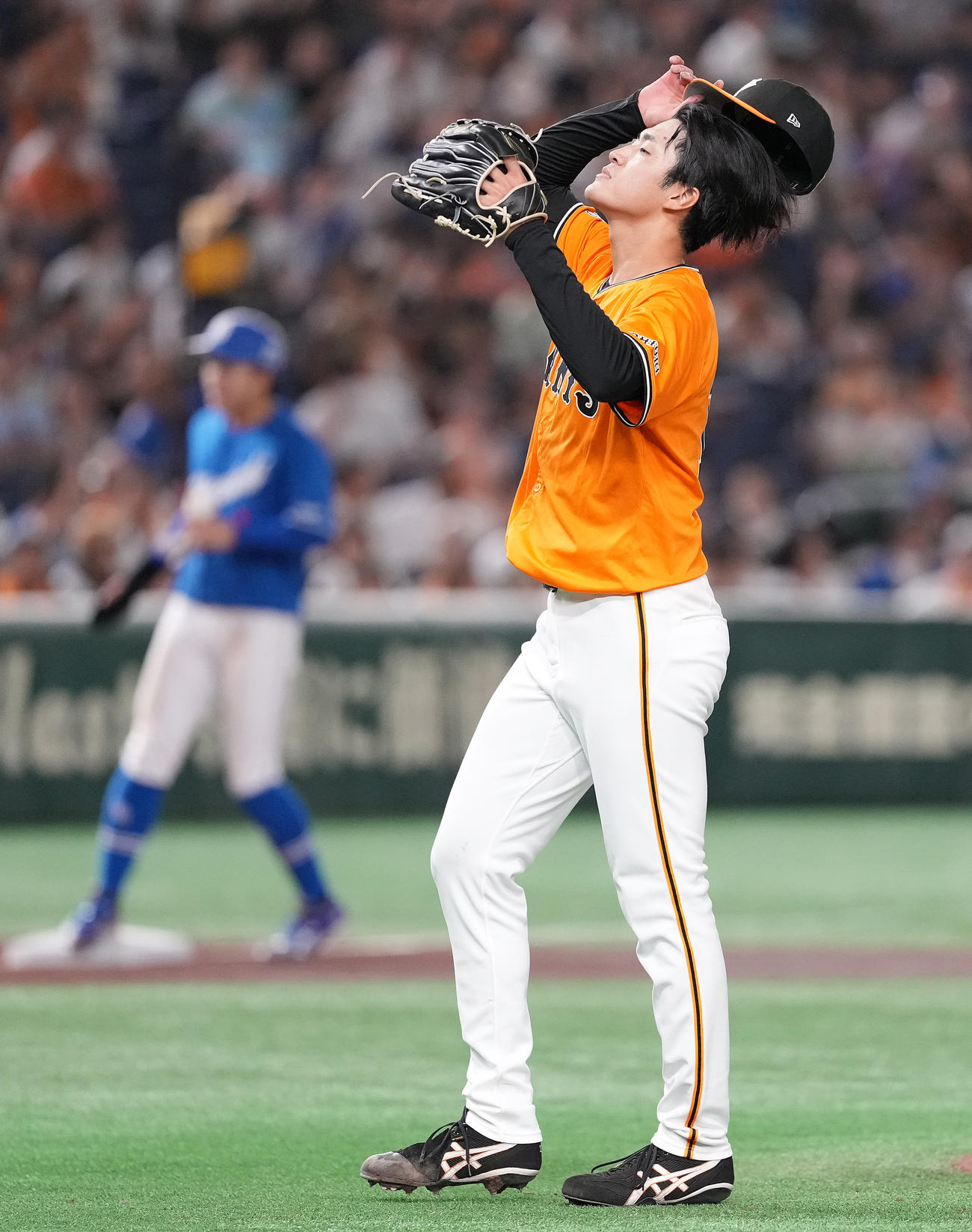 巨人対中日　1回表巨人2死一、二塁、石川昂に四球を与え、満塁のピンチを招く西舘（撮影・鈴木みどり）