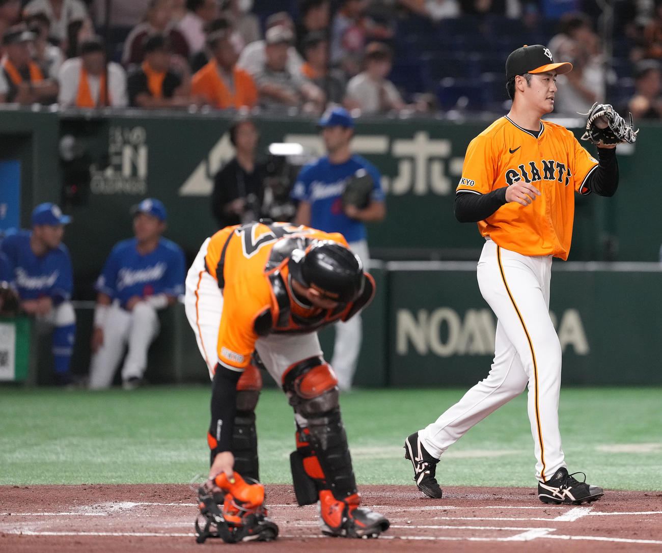 巨人対中日　1回表中日2死満塁、宇佐見に先制の右2点適時打を浴び、浮かない表情の西舘（撮影・鈴木みどり）
