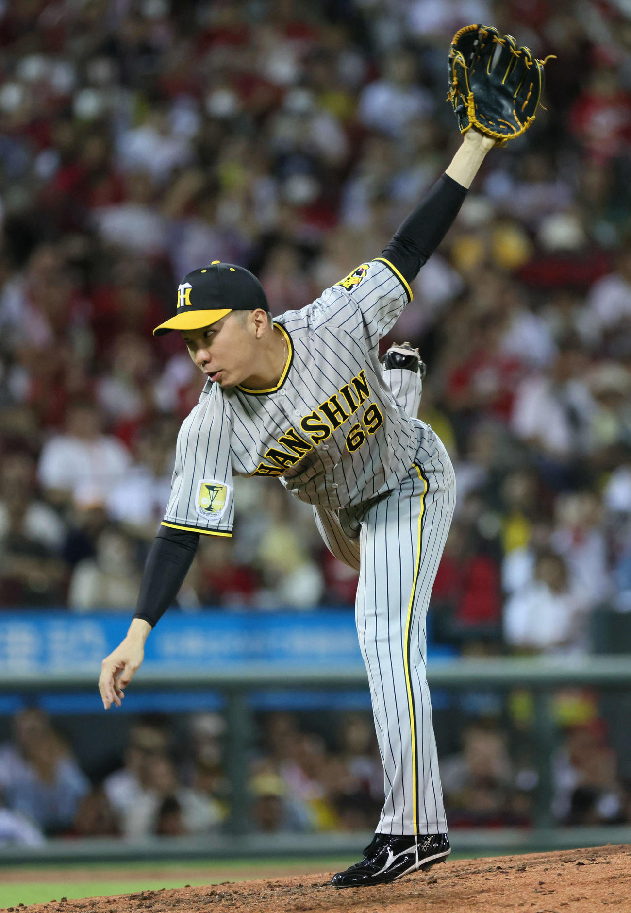 広島対阪神　7回裏広島無死満塁、阪神2番手の石井（撮影・加藤孝規）
