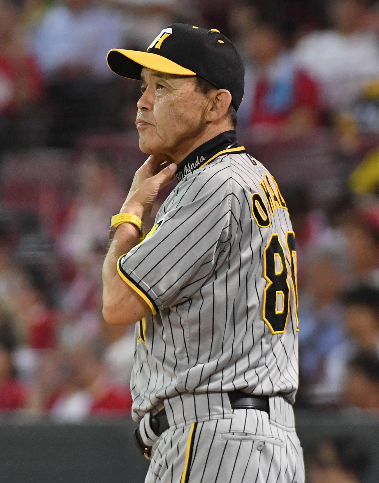 広島対阪神　7回裏広島無死満塁、投手の交代に向かう岡田監督（撮影・岩下翔太）