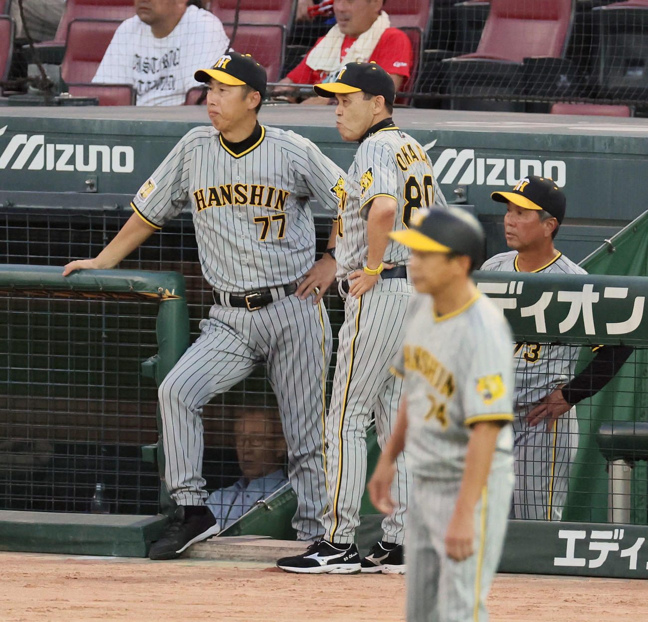 広島対阪神　3回表阪神2死一塁、死球を受けた佐藤輝にベンチを飛び出した岡田監督（撮影・加藤哉）