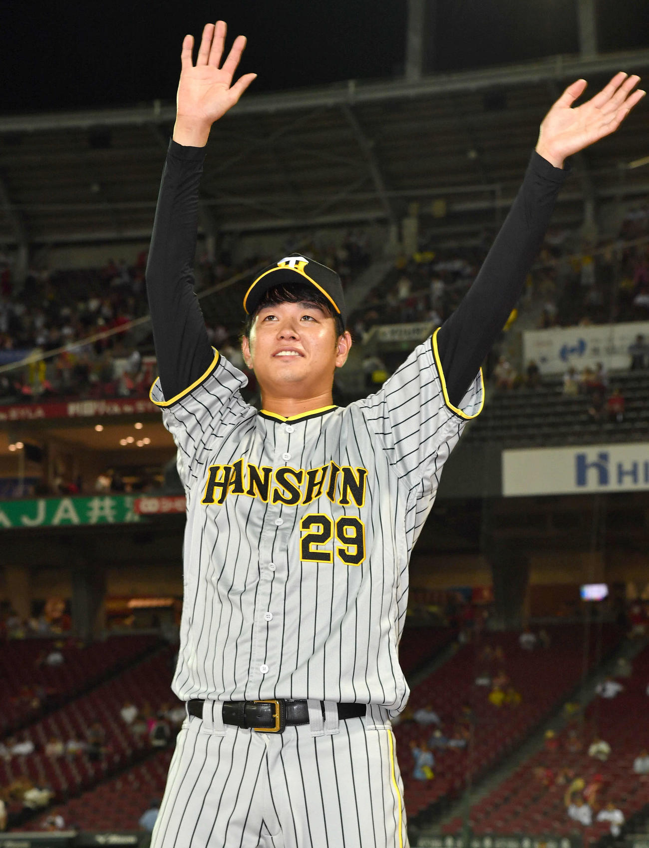 広島対阪神　広島に勝利し、スタンドの阪神ファンに手を振る高橋（撮影・岩下翔太）