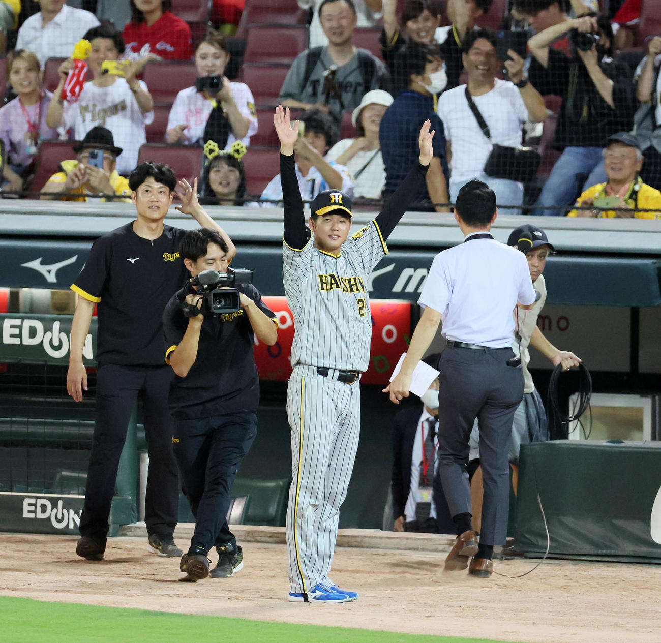 広島対阪神　広島に勝利しヒーローインタビューを終えてスタンドに手を振る高橋（撮影・加藤哉）
