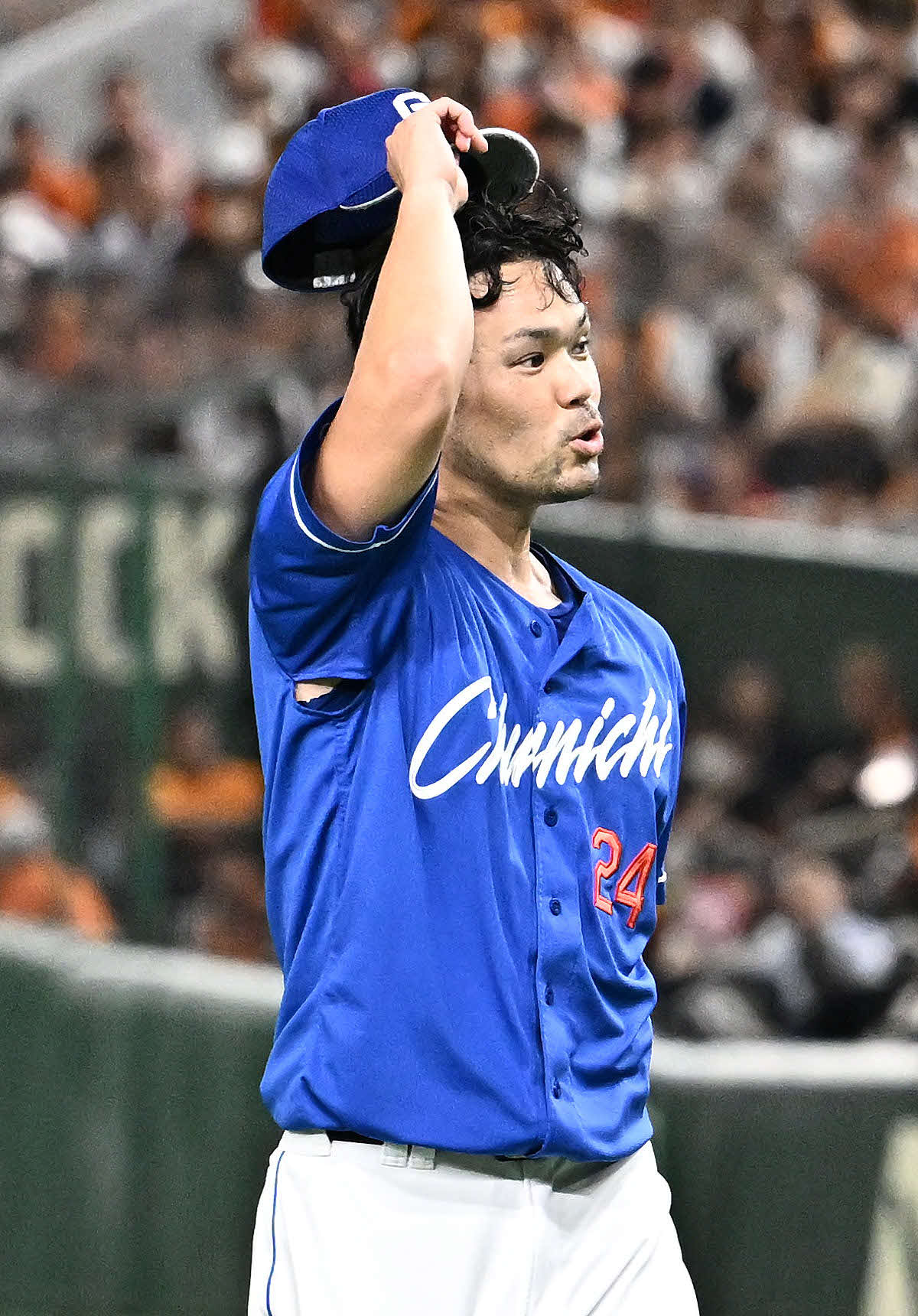 巨人対中日　3回裏を投げ終え引き揚げる中日先発の福谷（撮影・滝沢徹郎）