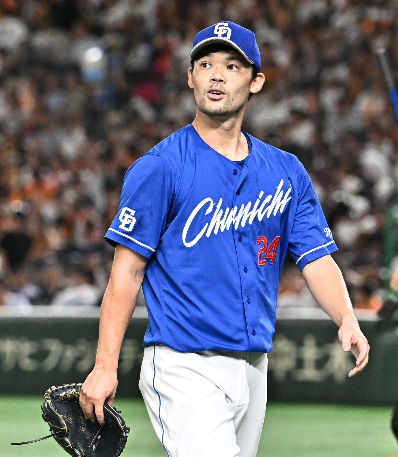 巨人対中日　3回裏を投げ終え引き揚げる中日先発の福谷（撮影・滝沢徹郎）