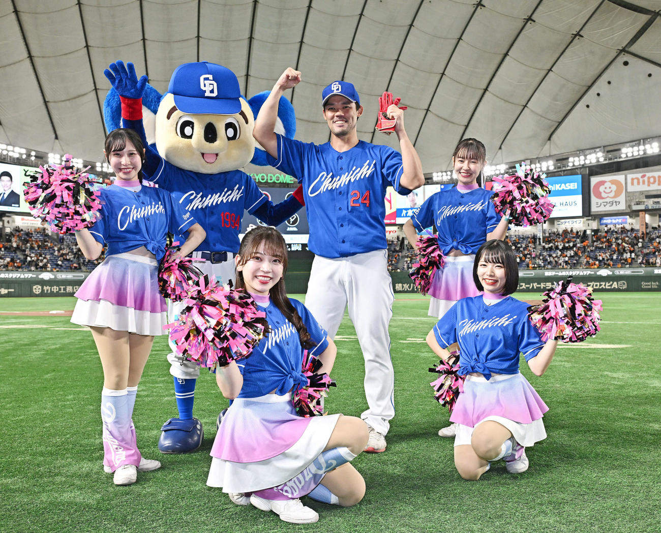 巨人対中日　ヒーローインタビューを終え記念撮影する中日福谷（中央）（撮影・滝沢徹郎）