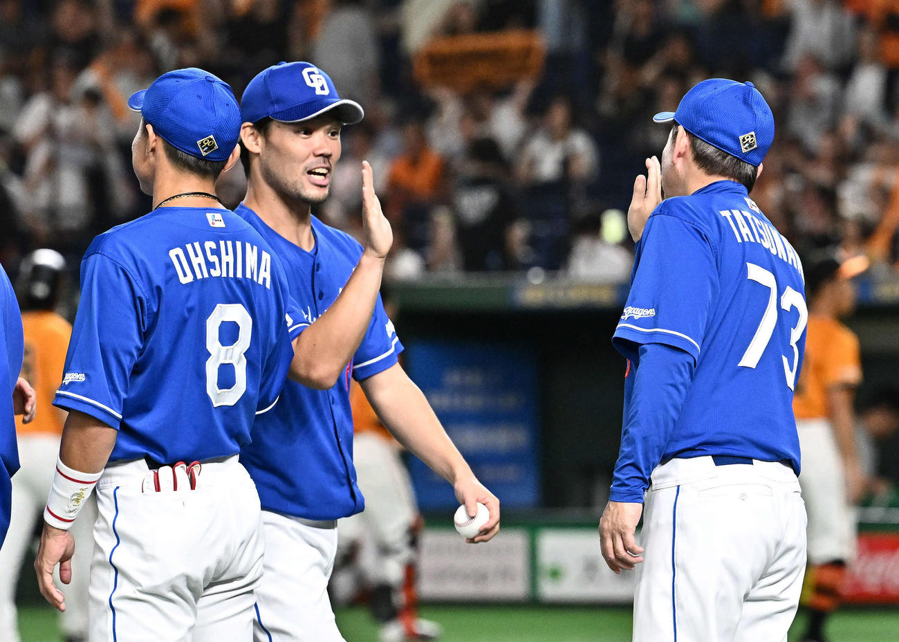 巨人対中日　試合後、勝利投手の中日福谷（中央）は立浪監督（右）とタッチをかわす（撮影・滝沢徹郎）