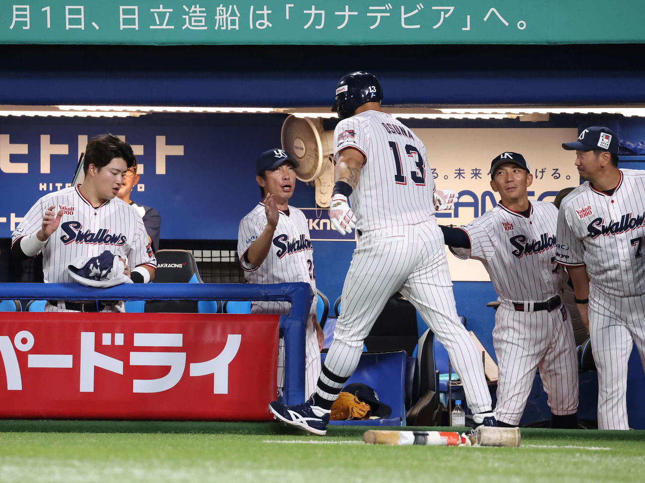 ヤクルト対DeNA 2回裏ヤクルト無死、先制本塁打のオスナを迎える高津監督（撮影・丹羽敏通）