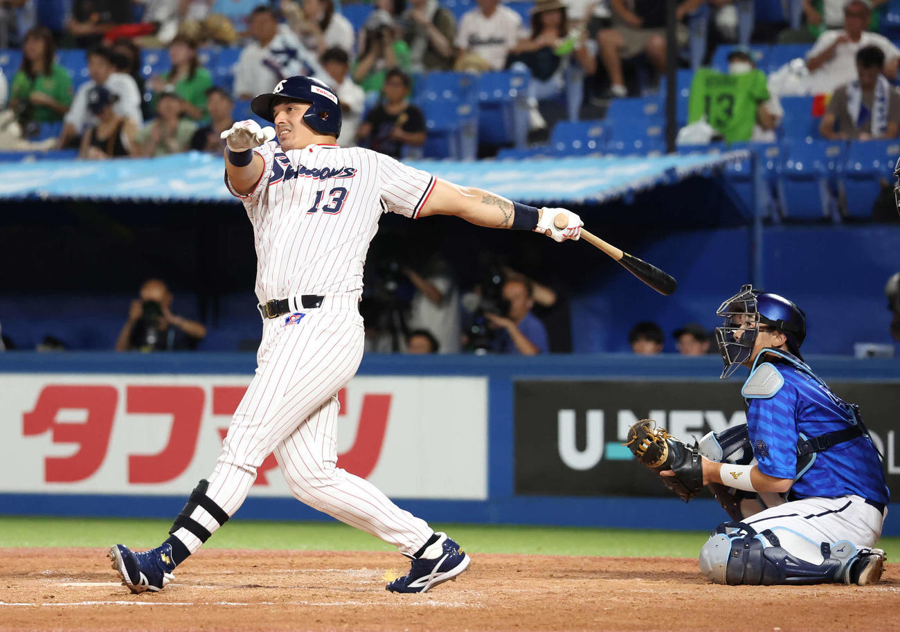ヤクルト対DeNA 2回裏ヤクルト無死、オスナは左越えに先制本塁打を放つ。捕手松本直（撮影・丹羽敏通）