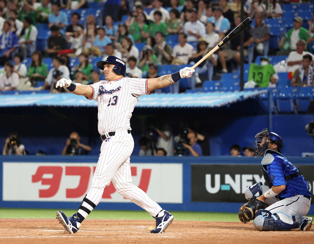 ヤクルト対DeNA 2回裏ヤクルト無死、オスナは左越えに先制本塁打を放つ。捕手松本直（撮影・丹羽敏通）