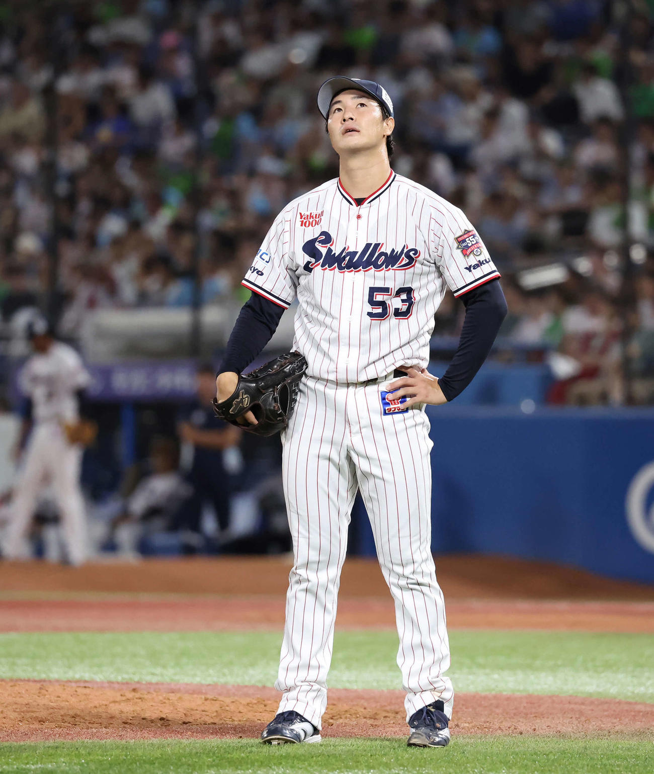 ヤクルト対DeNA 7回表DeNA1死一塁、桑原に2点本塁打を打たれて、天を仰ぐ長谷川（撮影・丹羽敏通）