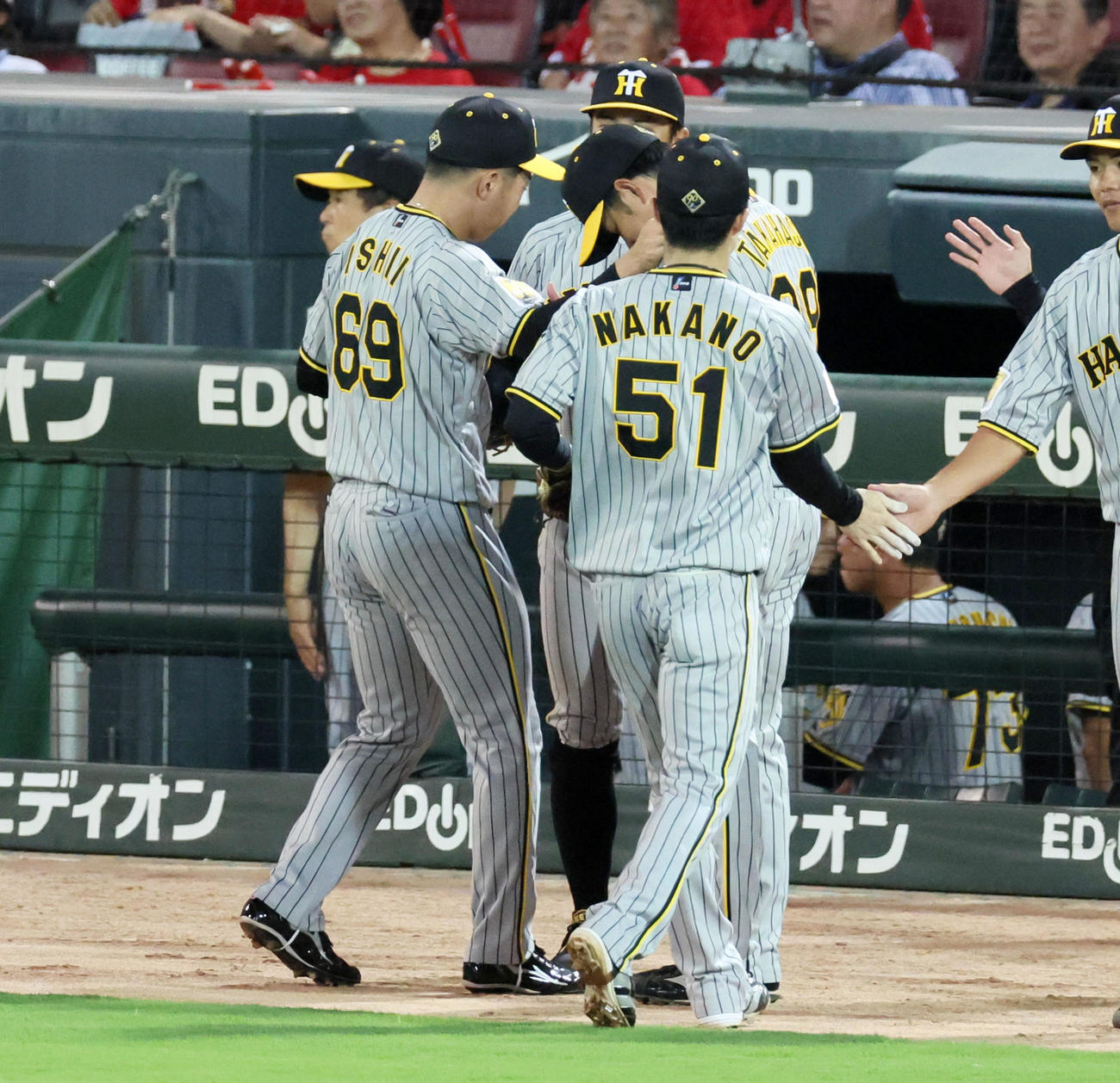広島対阪神　7回裏を終え、阪神2番手の石井（左）をベンチ前で出迎える高橋（撮影・加藤哉）