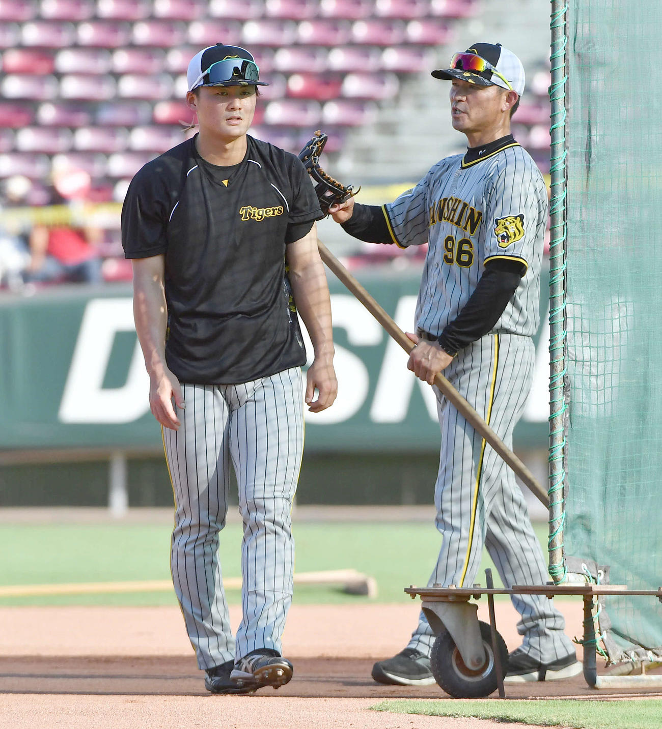 広島対阪神　試合前の練習で前川は筒井コーチ（右）と話す（撮影・岩下翔太）