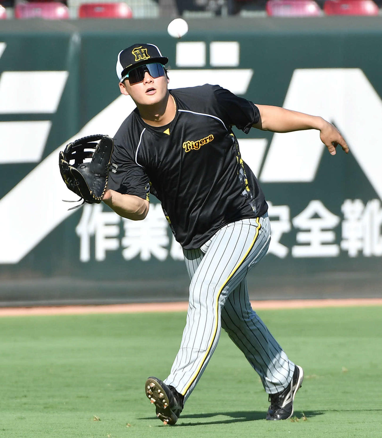 広島対阪神　ノックを受ける前川（撮影・岩下翔太）