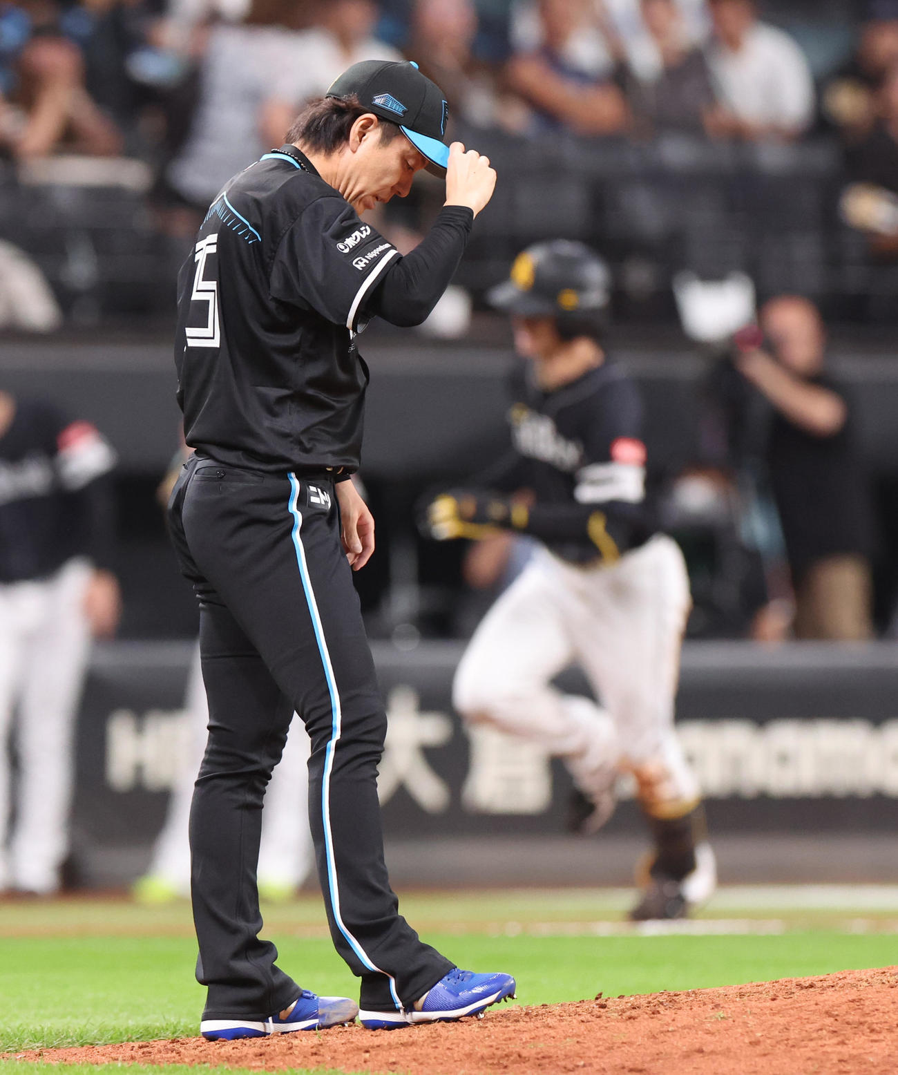 日本ハム対ソフトバンク　10回表ソフトバンク1死、正木に中越え本塁打を浴びる宮西（撮影・佐藤翔太）