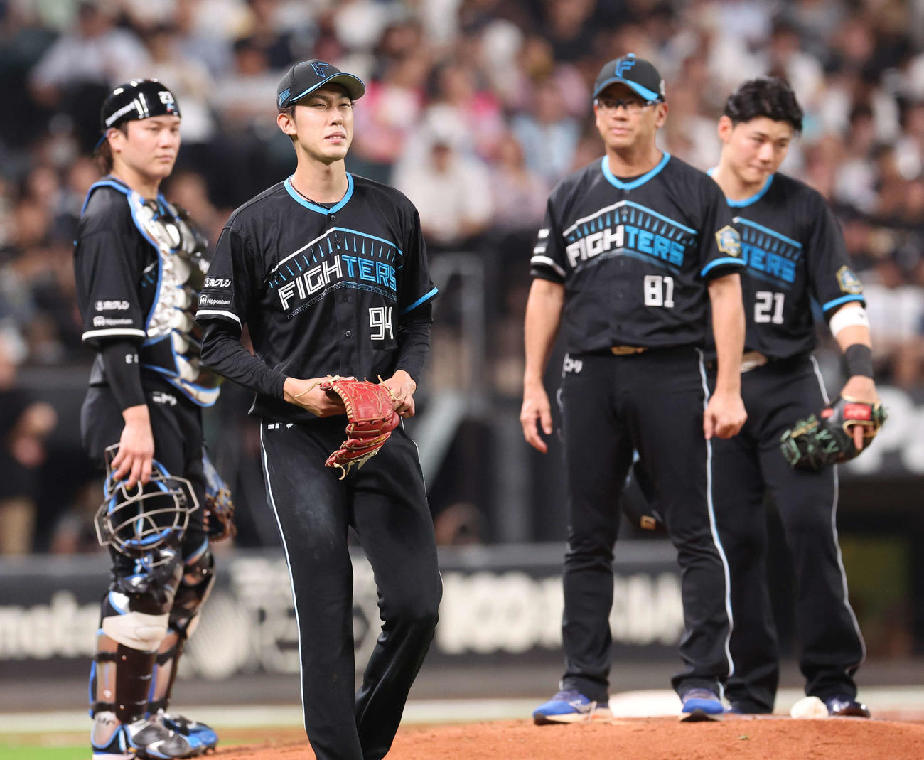 日本ハム対ソフトバンク　4回表途中で降板する福島（左から2人目）（撮影・佐藤翔太）