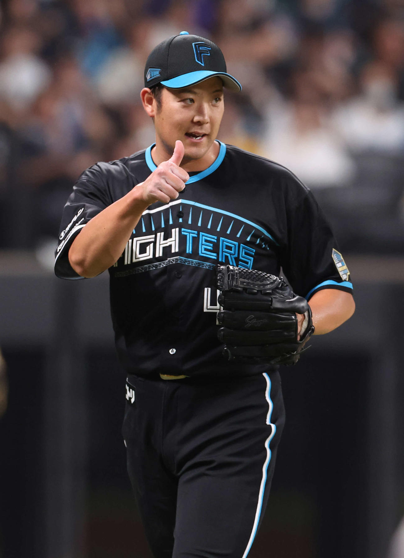 日本ハム対ソフトバンク　5回表を無失点に抑えサムズアップをする齋藤（撮影・佐藤翔太）