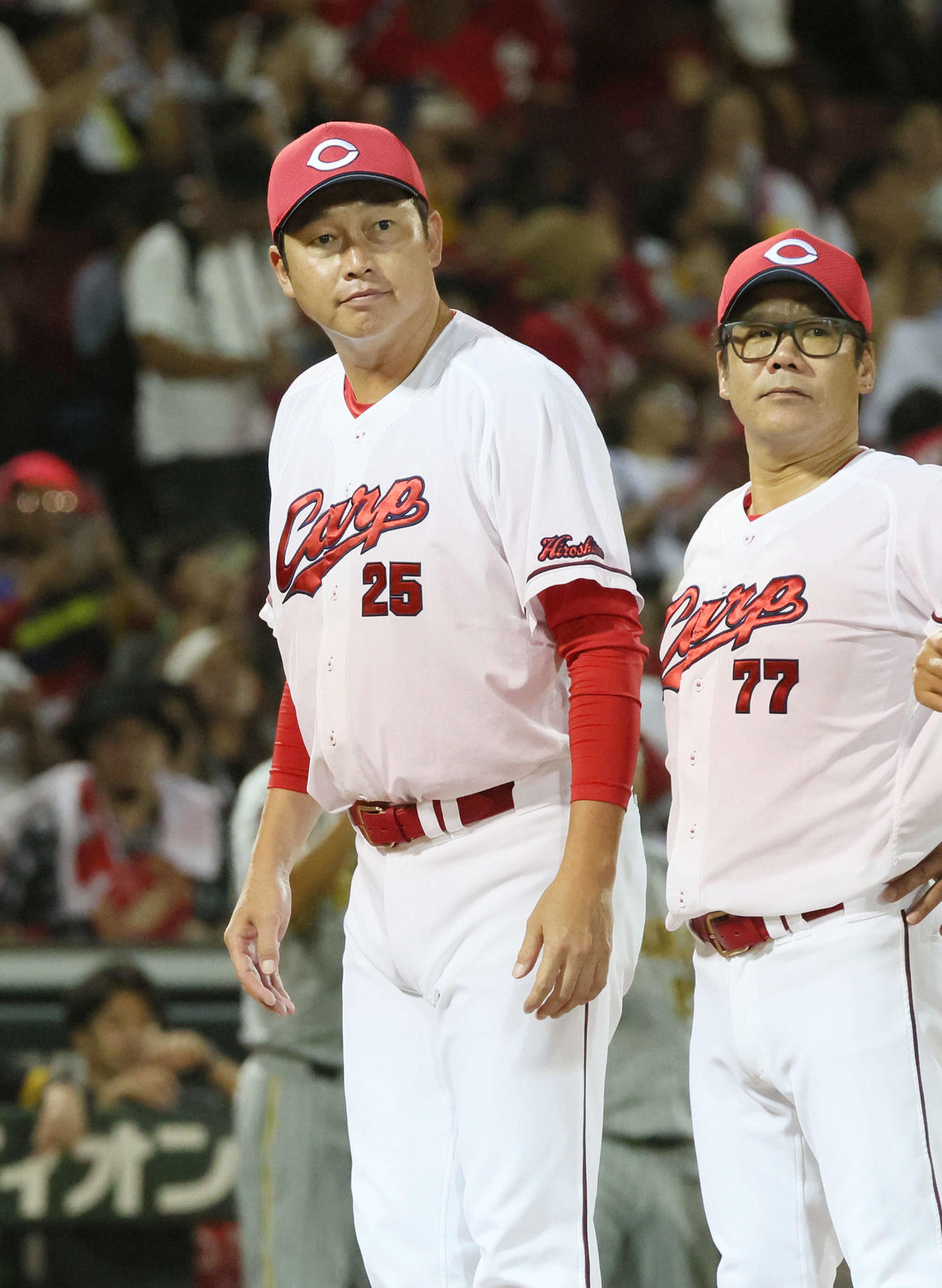 広島対阪神　敗れた広島新井監督（左）と藤井ヘッドコーチ（撮影・加藤孝規）