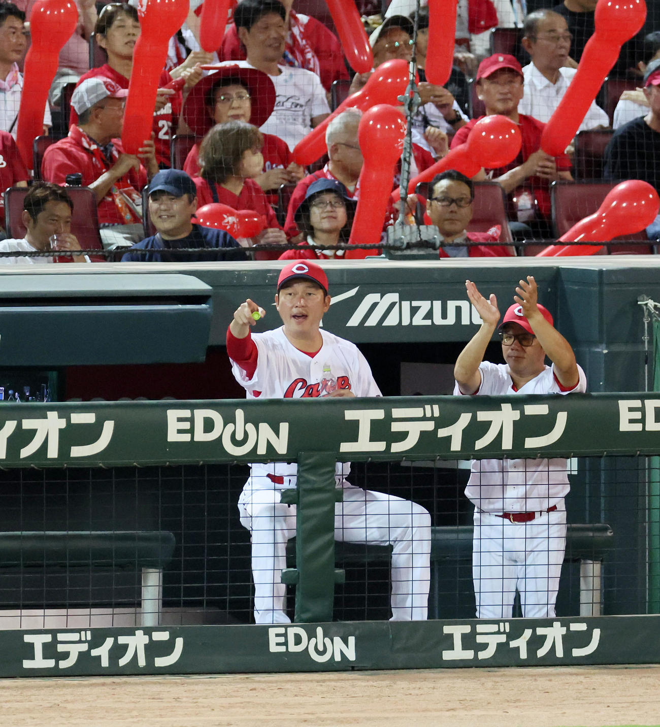 広島対阪神　7回表を終えベンチからナインに声を掛ける新井監督。右は藤井ヘッドコーチ（撮影・加藤哉）